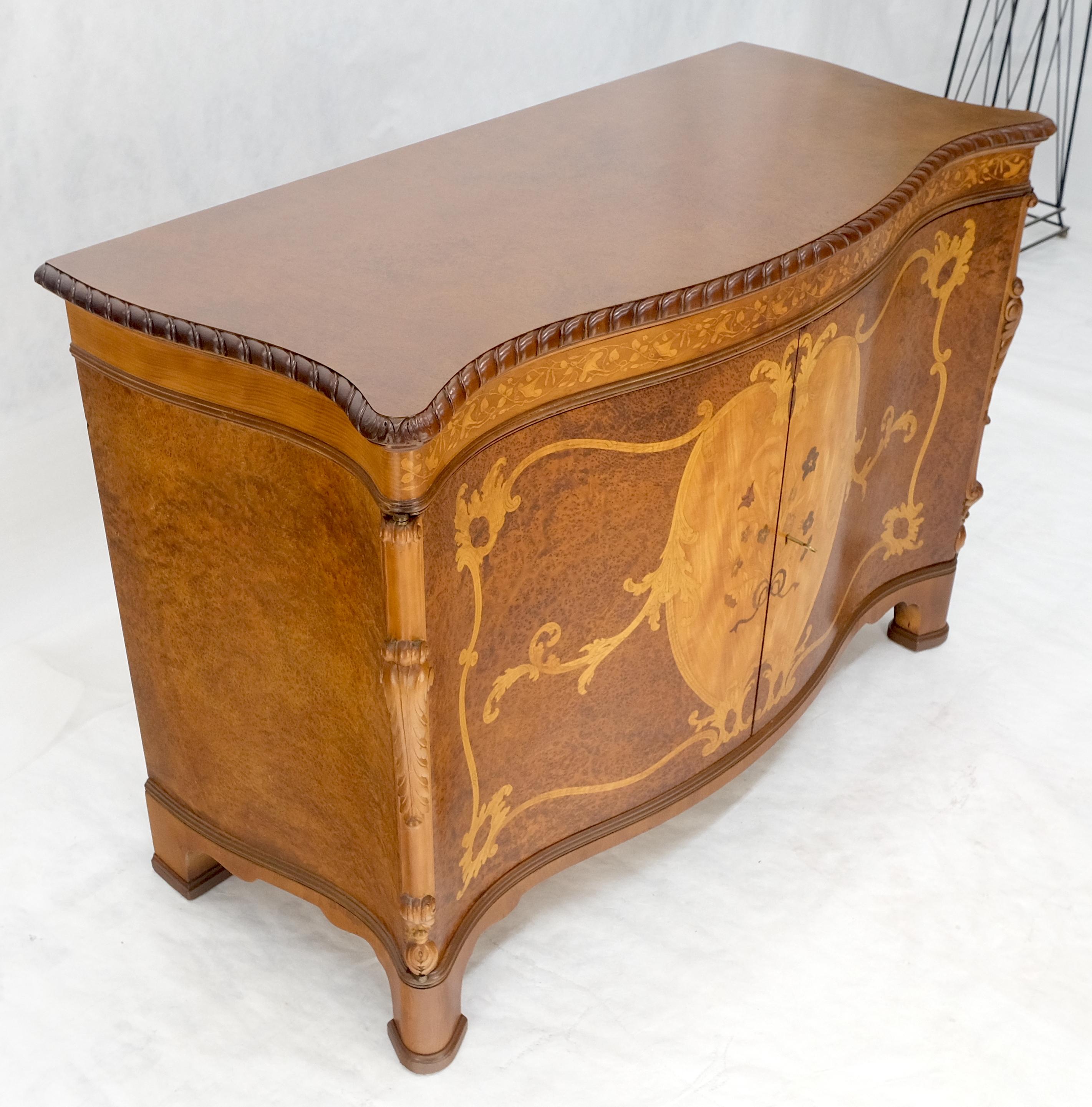 Molto bella la commode con intarsio in legno di radica con scomparto superiore sinistro a serpentina in vendita 3
