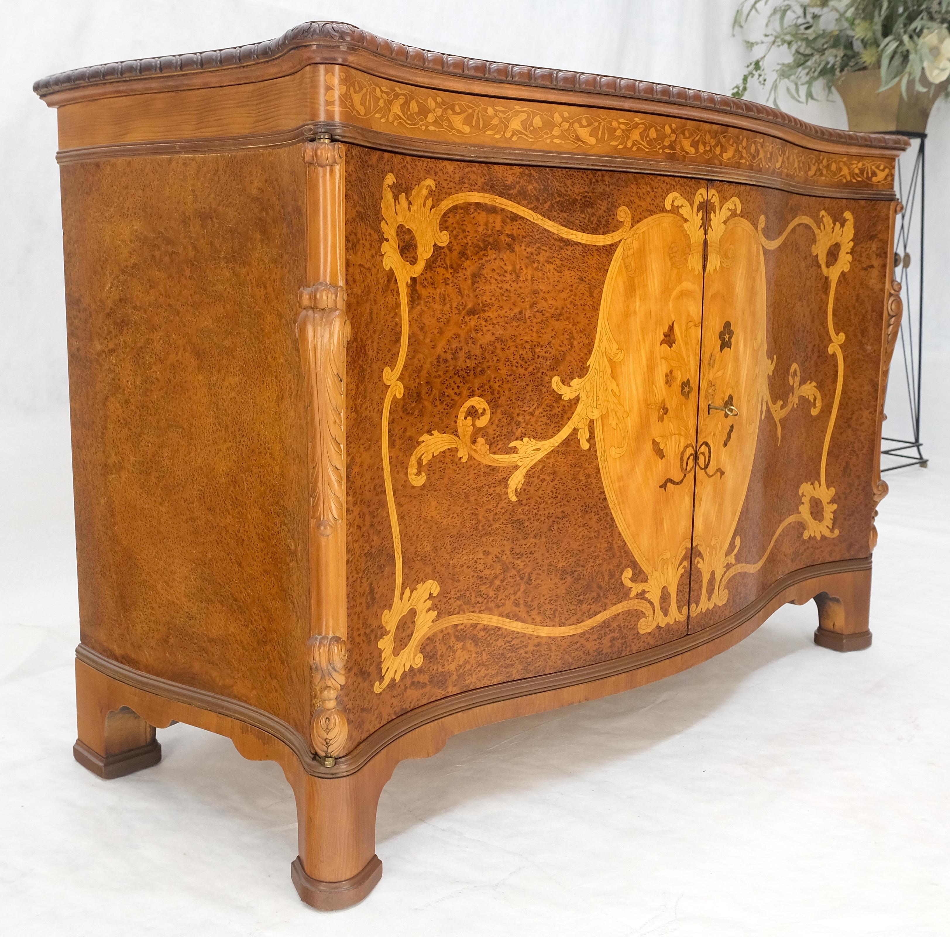 Molto bella la commode con intarsio in legno di radica con scomparto superiore sinistro a serpentina in vendita 4