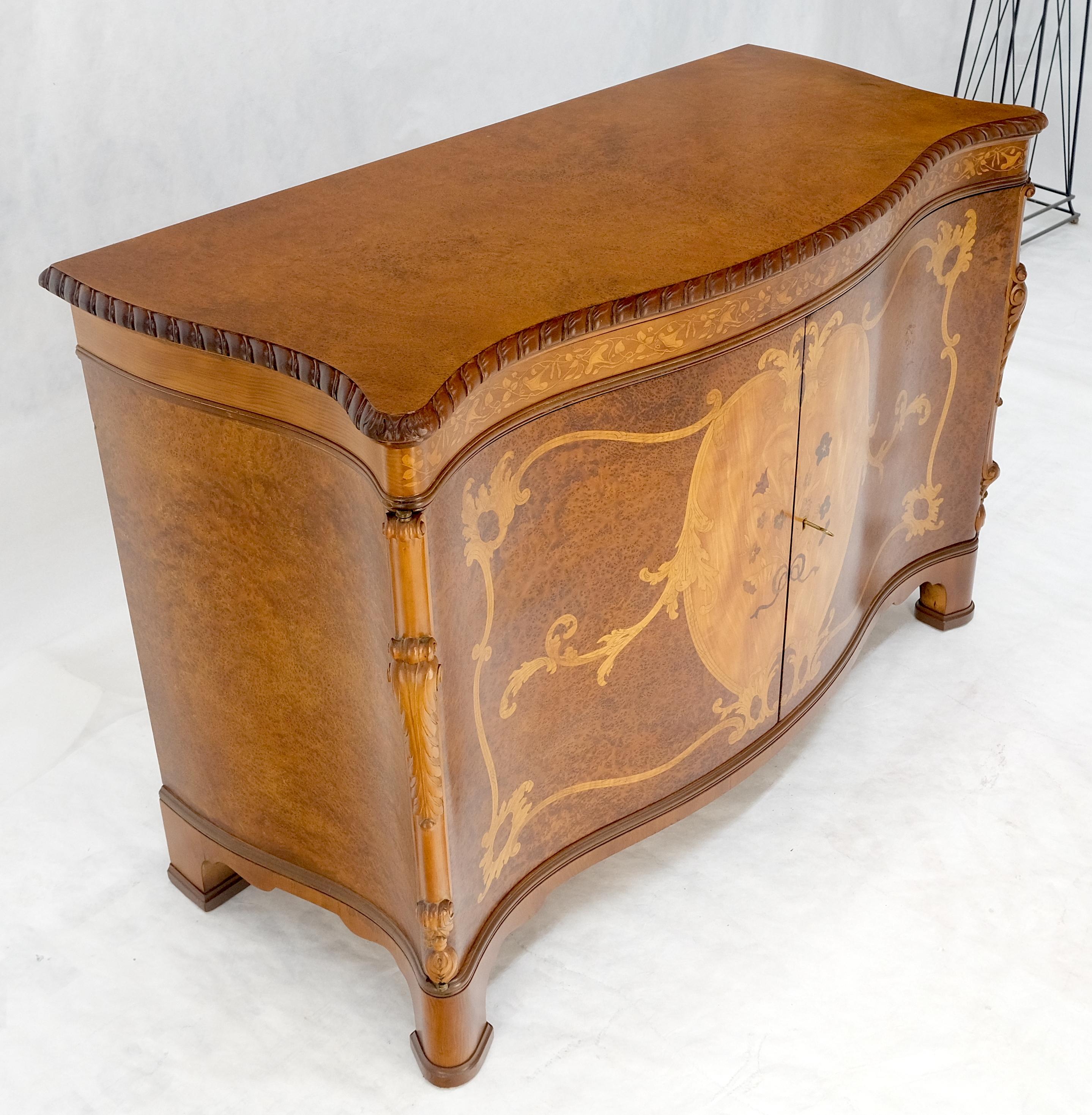 Molto bella la commode con intarsio in legno di radica con scomparto superiore sinistro a serpentina in vendita 5