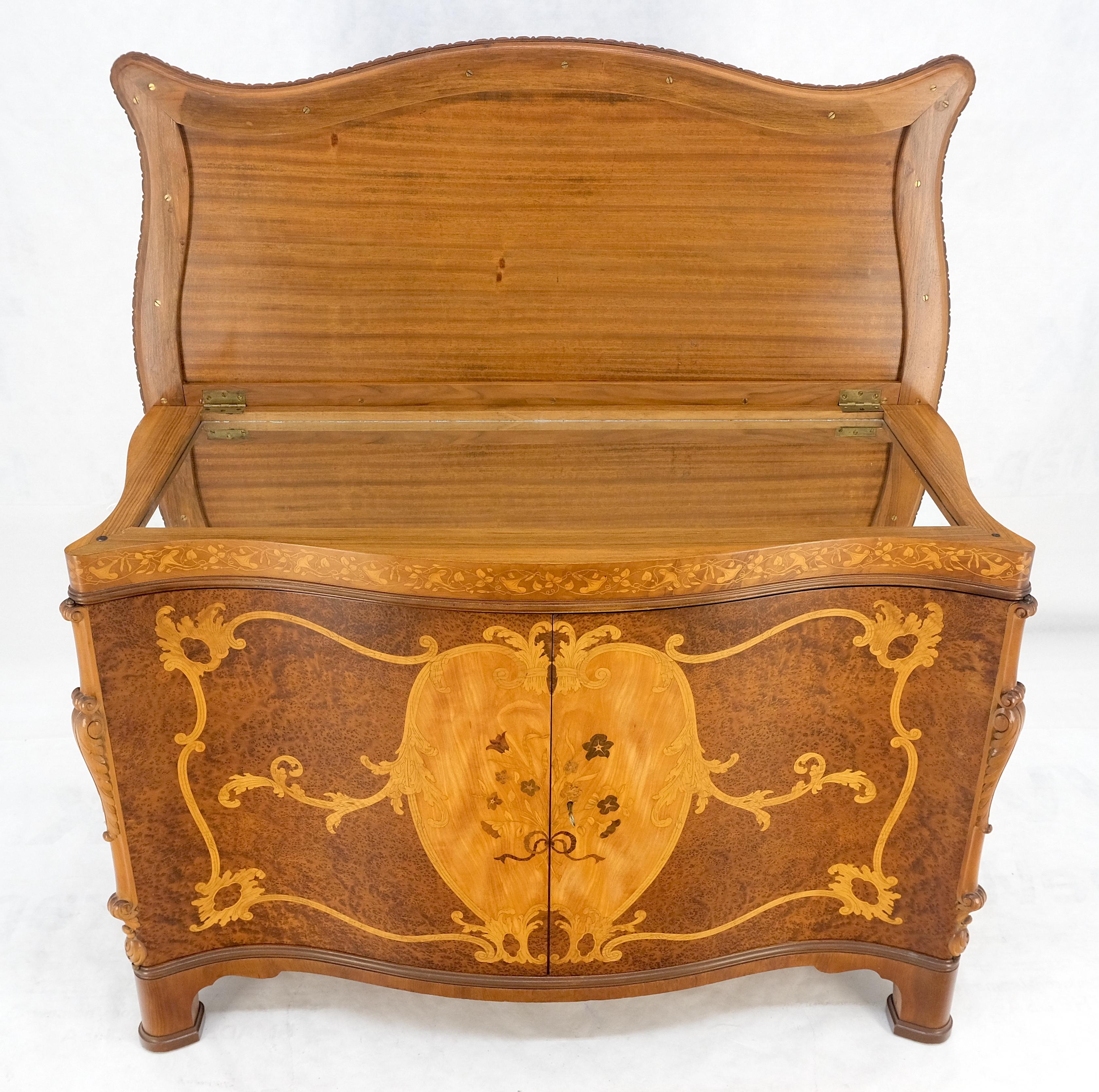 Molto bella la commode con intarsio in legno di radica con scomparto superiore sinistro a serpentina in vendita 9