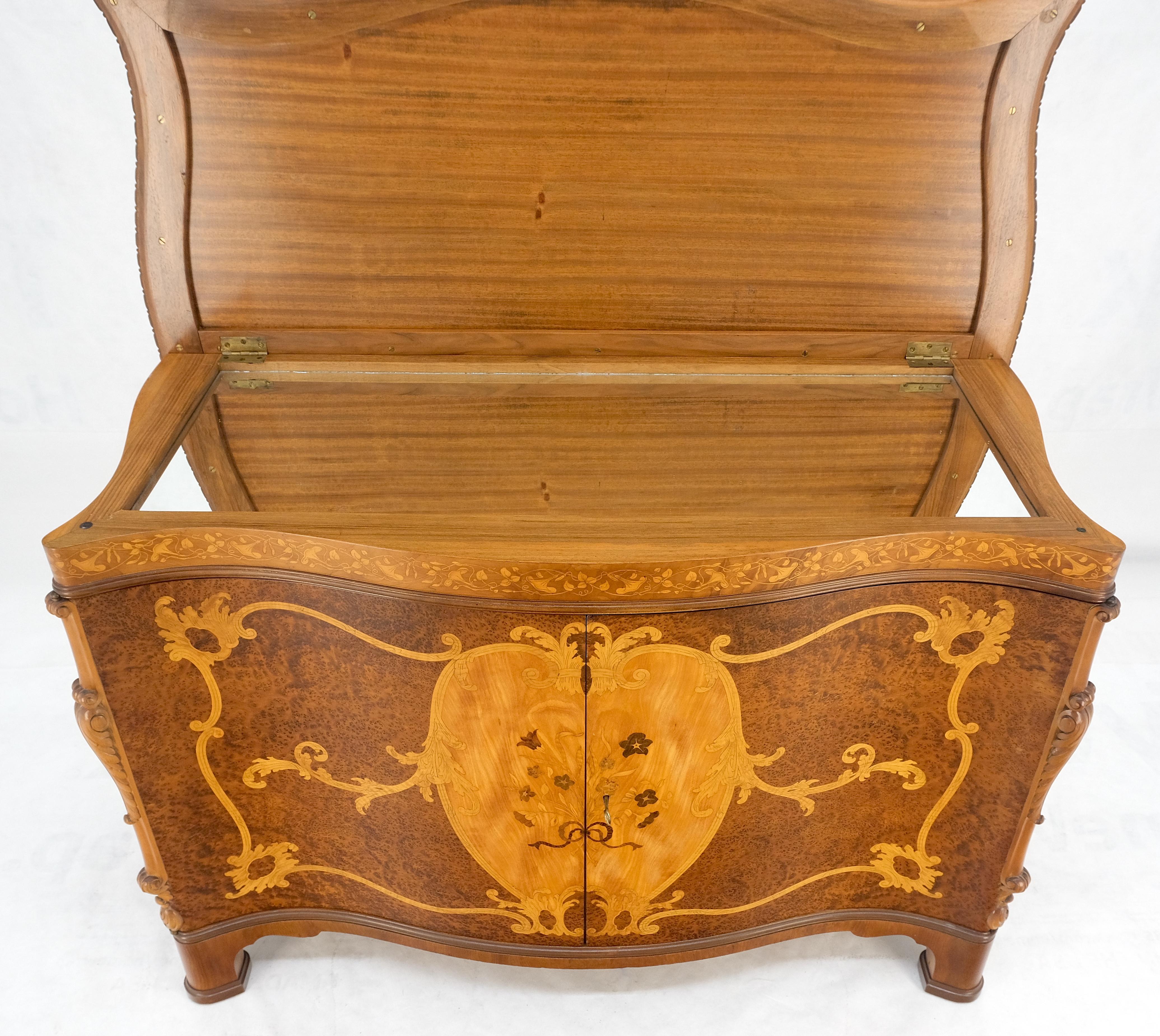 Molto bella la commode con intarsio in legno di radica con scomparto superiore sinistro a serpentina in vendita 10