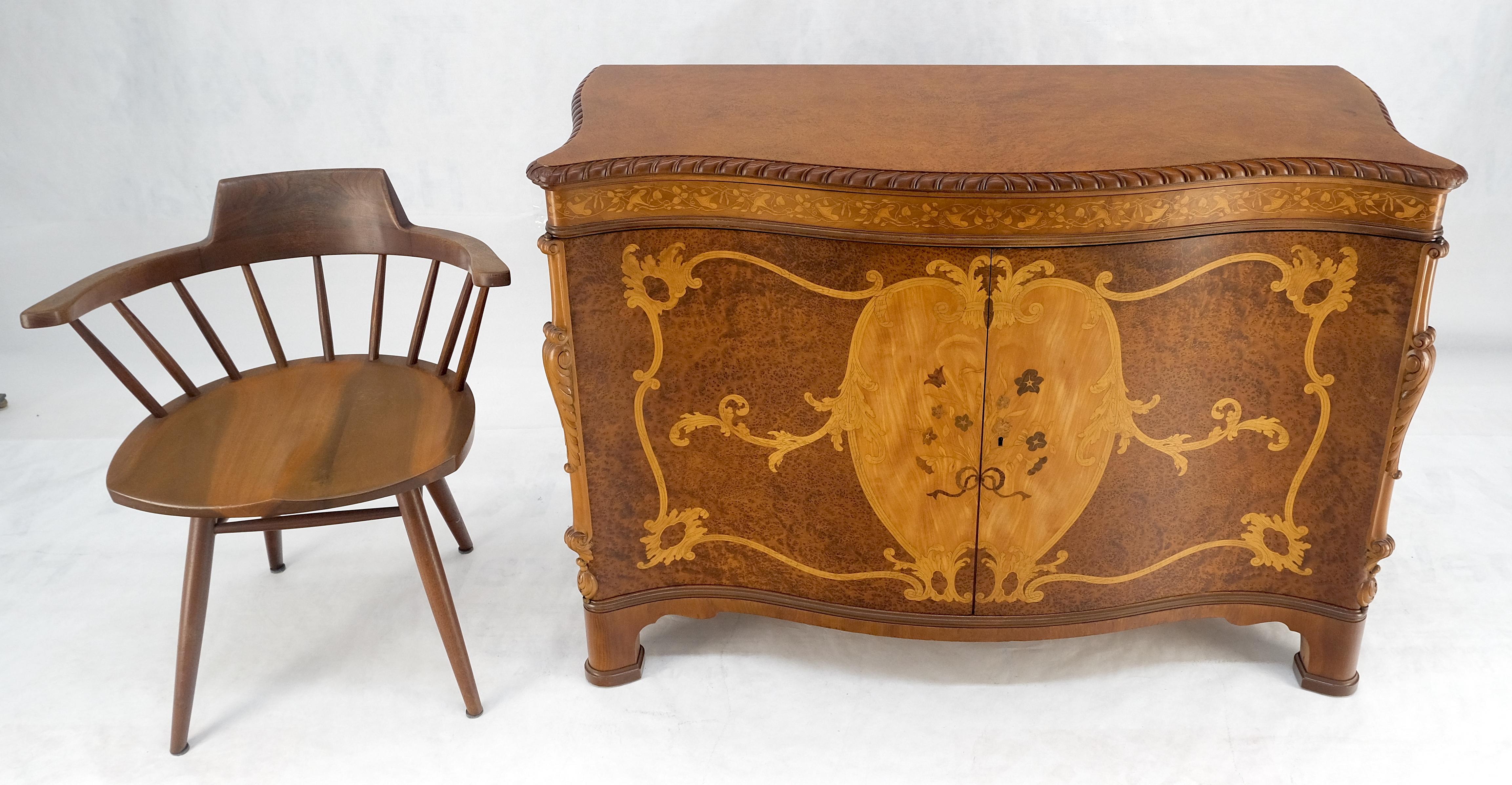 Stile Adam Molto bella la commode con intarsio in legno di radica con scomparto superiore sinistro a serpentina in vendita