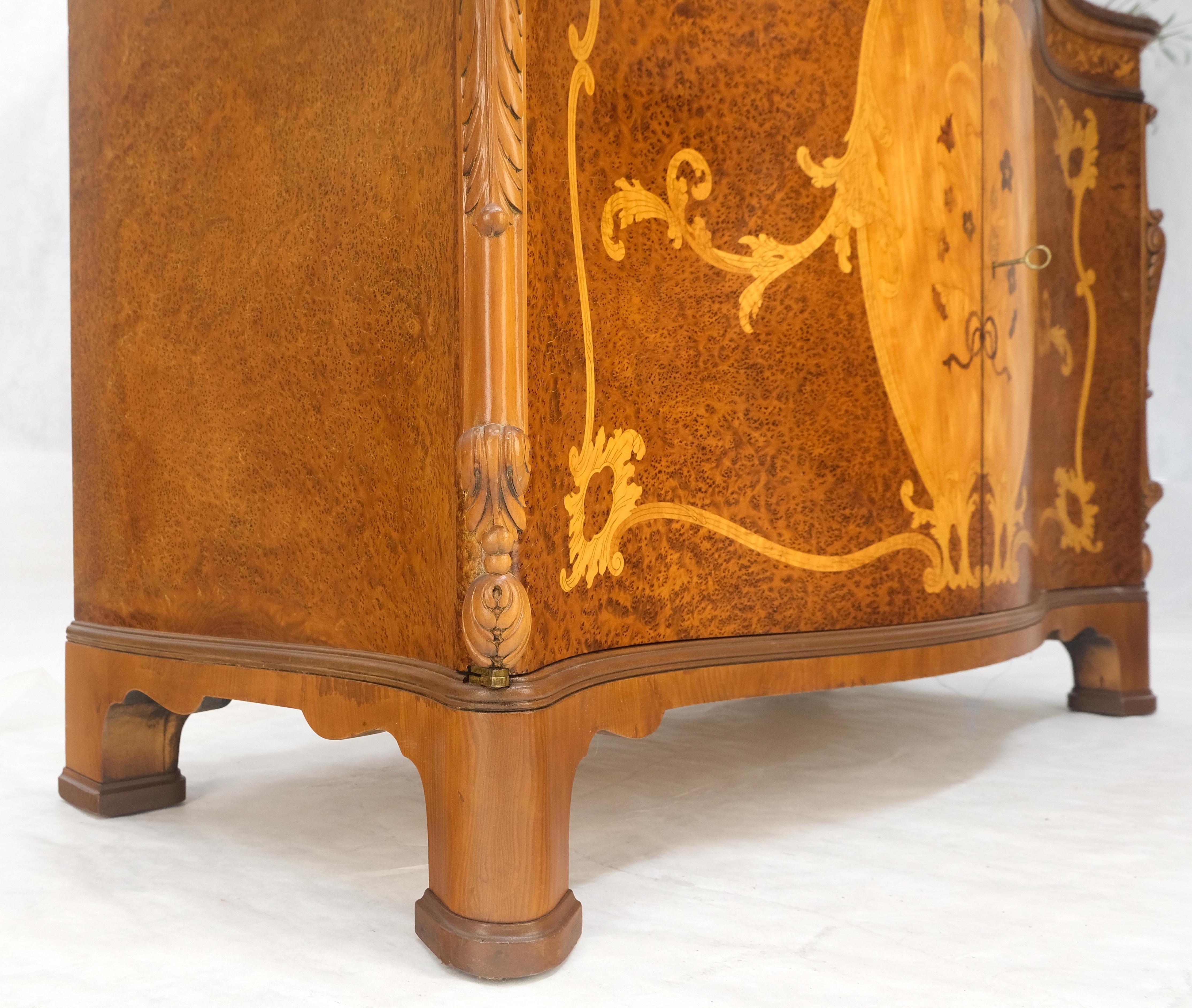 Italiano Molto bella la commode con intarsio in legno di radica con scomparto superiore sinistro a serpentina in vendita