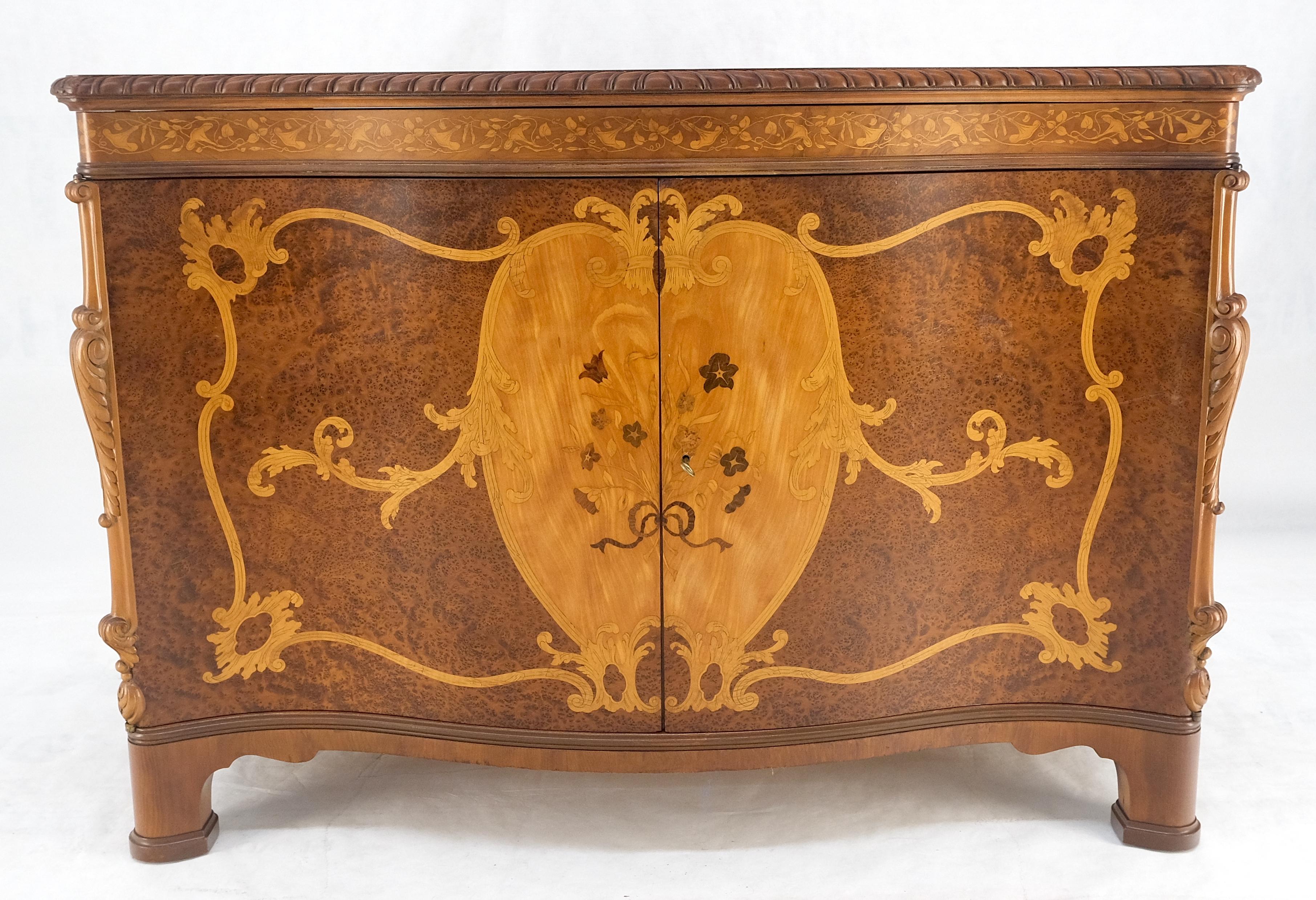 Molto bella la commode con intarsio in legno di radica con scomparto superiore sinistro a serpentina In condizioni ottime in vendita a Rockaway, NJ