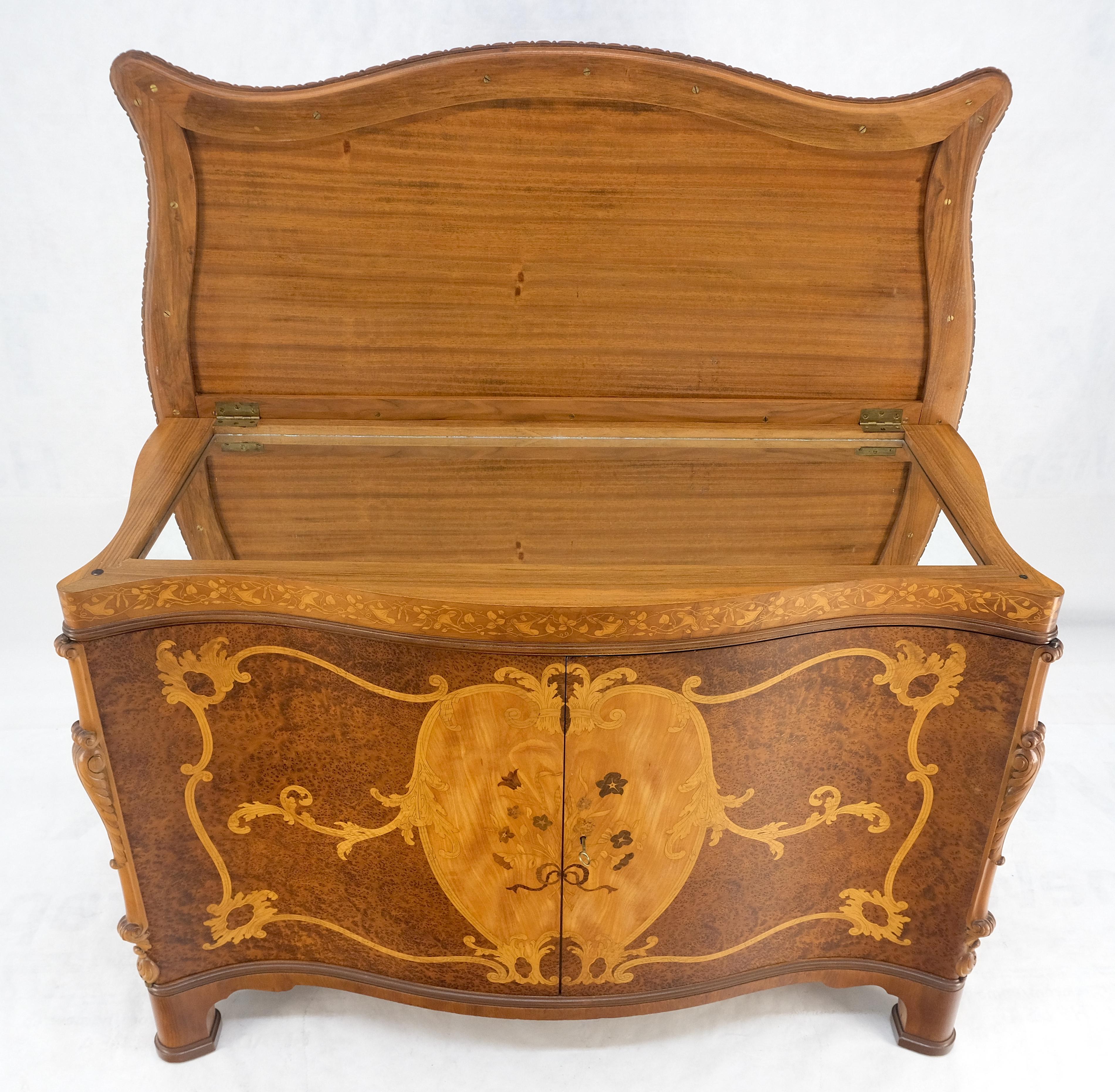 XX secolo Molto bella la commode con intarsio in legno di radica con scomparto superiore sinistro a serpentina in vendita