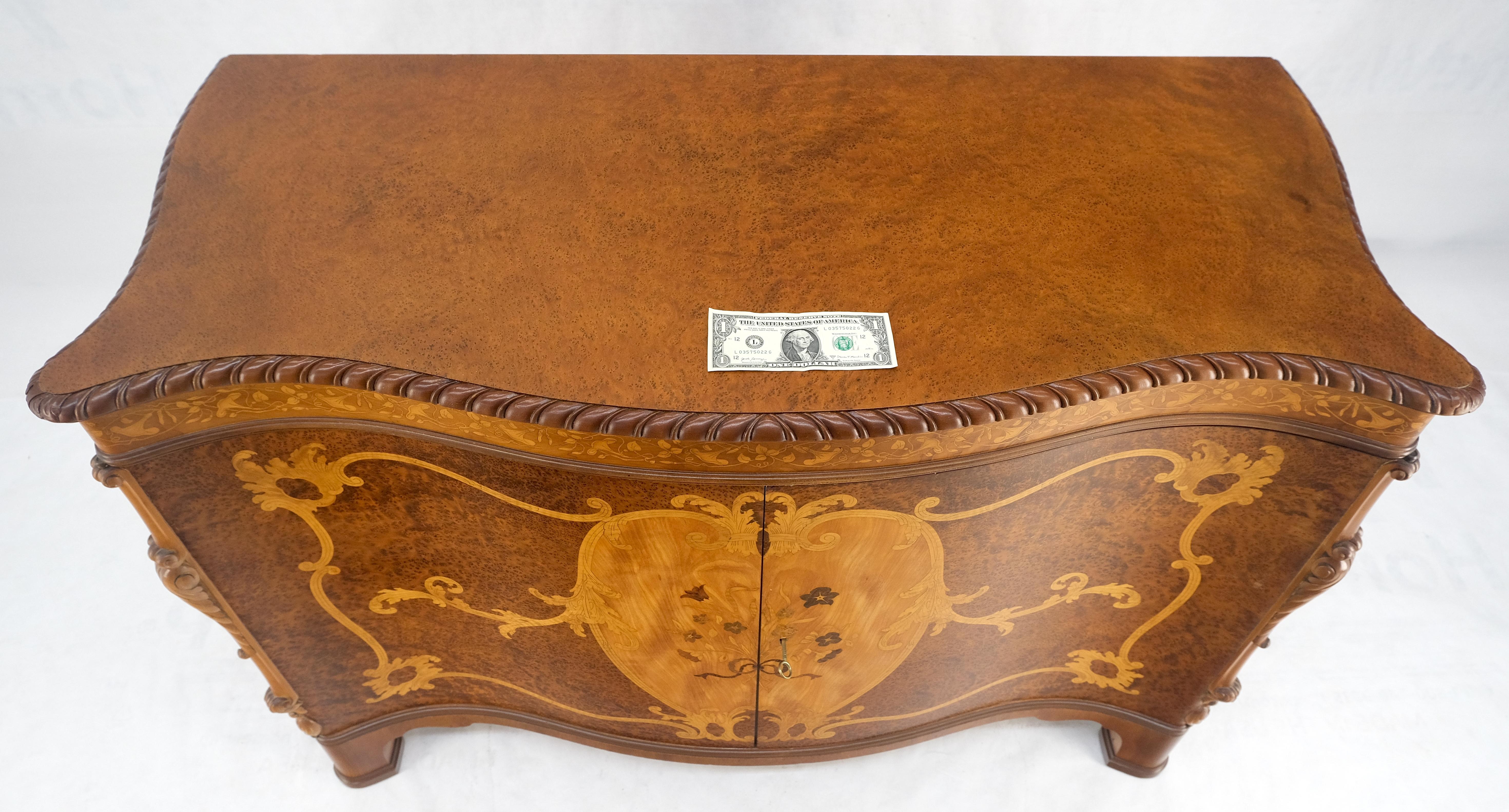 Specchio Molto bella la commode con intarsio in legno di radica con scomparto superiore sinistro a serpentina in vendita