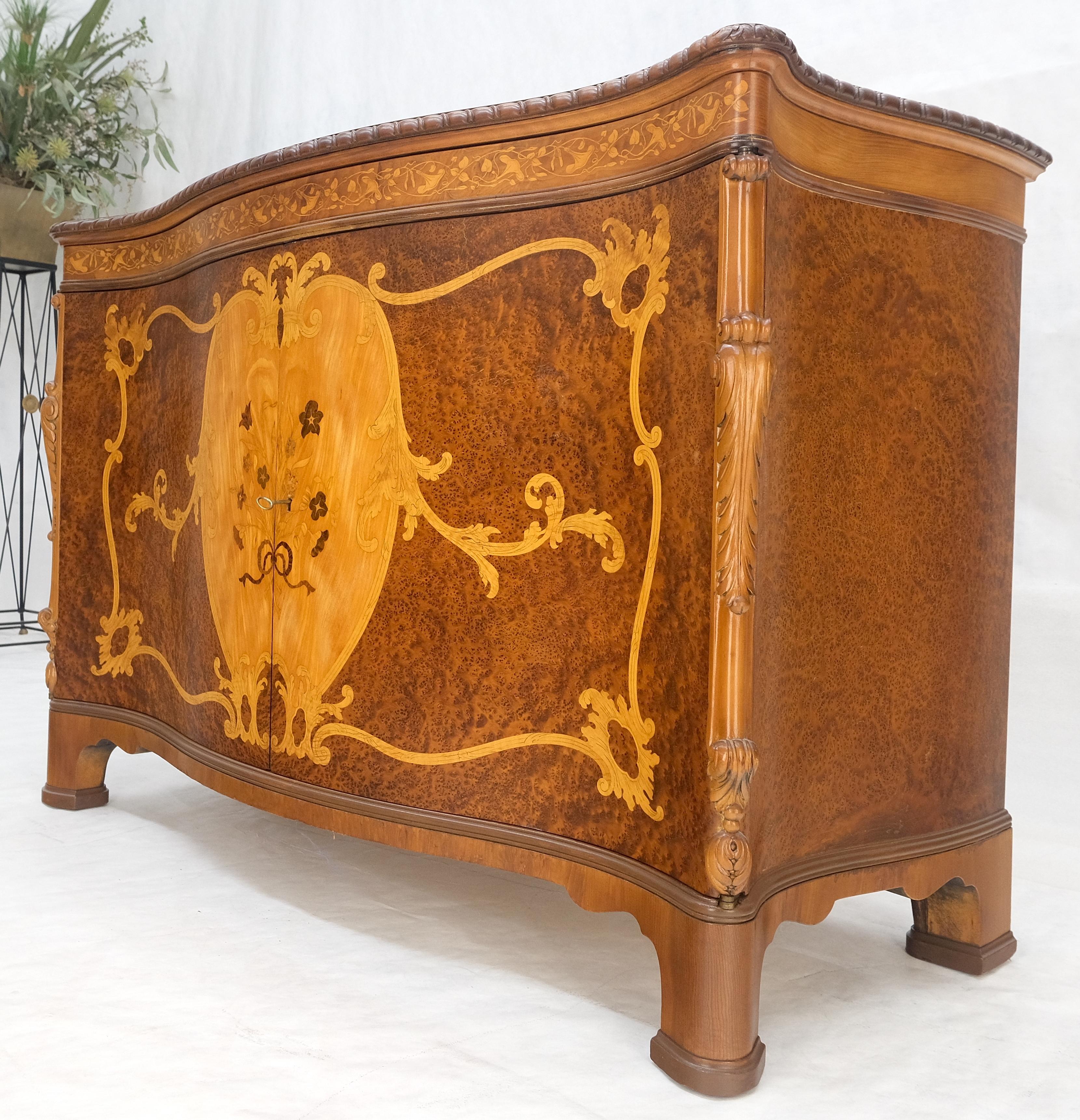 Molto bella la commode con intarsio in legno di radica con scomparto superiore sinistro a serpentina in vendita 1