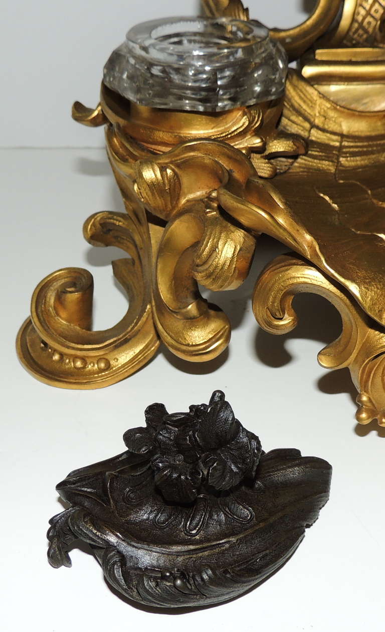 Sehr feine Linke Figural Doré Bronze Kristall Tintenfass Ormolu Schublade Kandelaber im Zustand „Gut“ im Angebot in Roslyn, NY