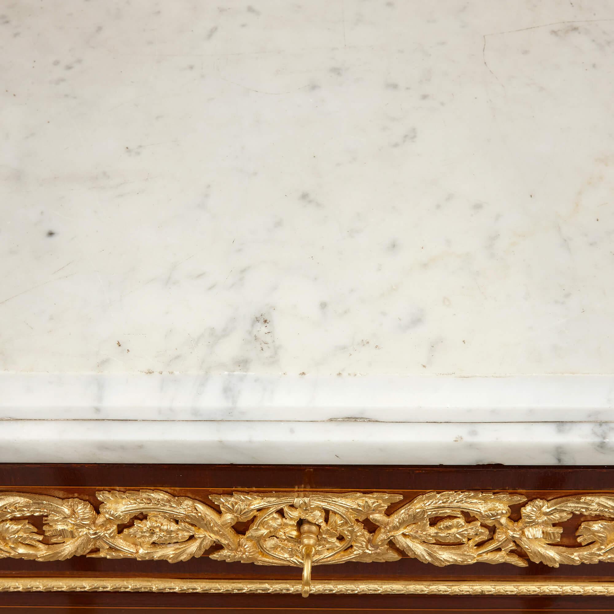 Sehr schöne Kommode im Louis XVI-Stil mit Intarsien in Ormolu (20. Jahrhundert) im Angebot