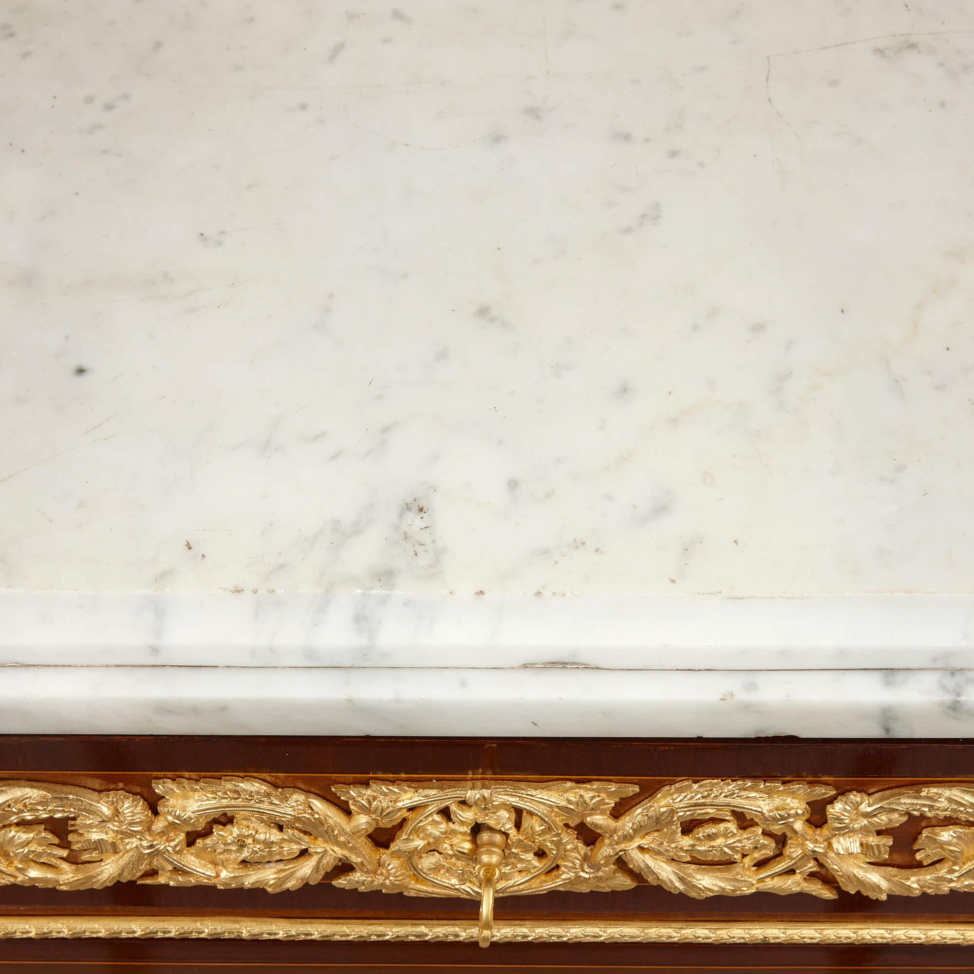 Legno Pregevole commode in stile Luigi XVI con intarsio e montatura in ormolu in vendita