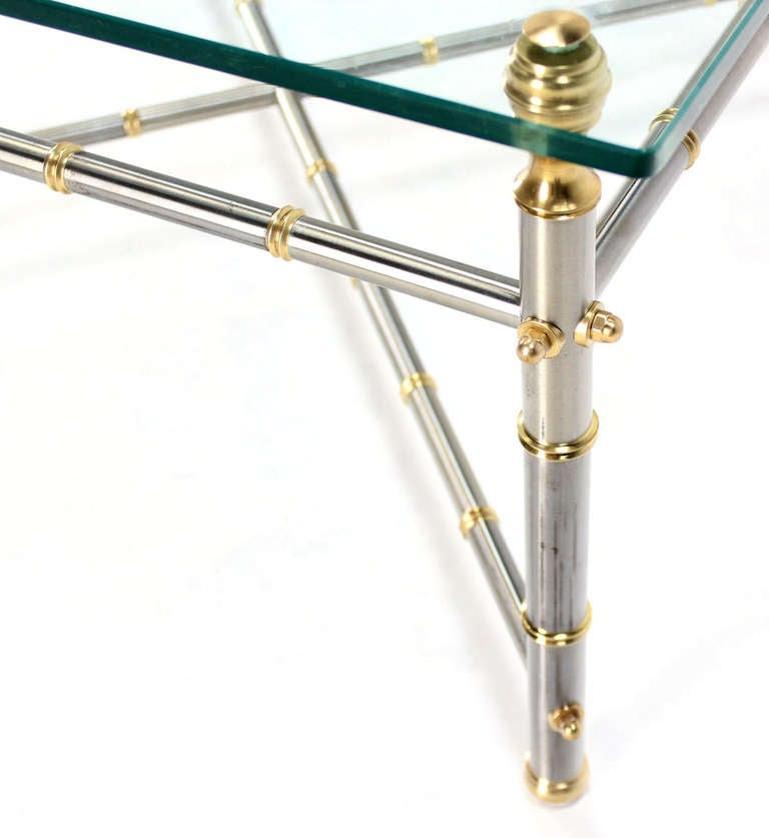 Américain Table basse carrée en métal très fin imitation bambou chromé avec base en laiton et plateau en verre en vente