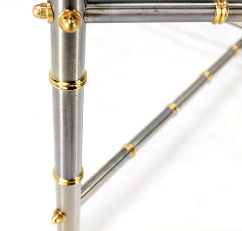 Brossé Table basse carrée en métal très fin imitation bambou chromé avec base en laiton et plateau en verre en vente