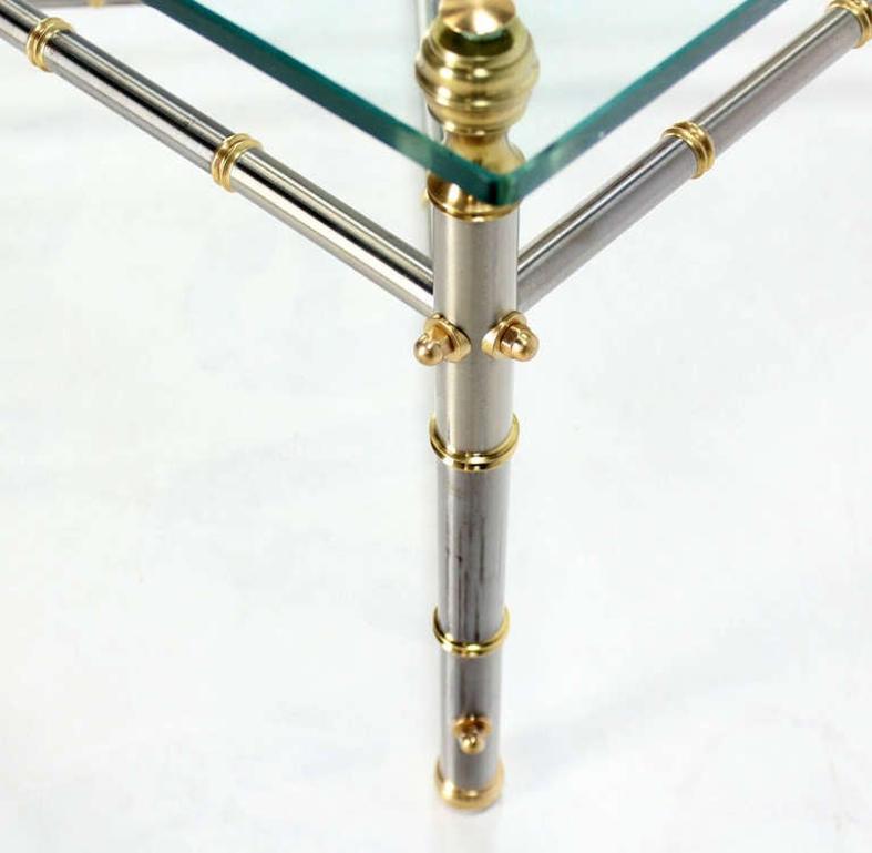 Table basse carrée en métal très fin imitation bambou chromé avec base en laiton et plateau en verre Bon état - En vente à Rockaway, NJ