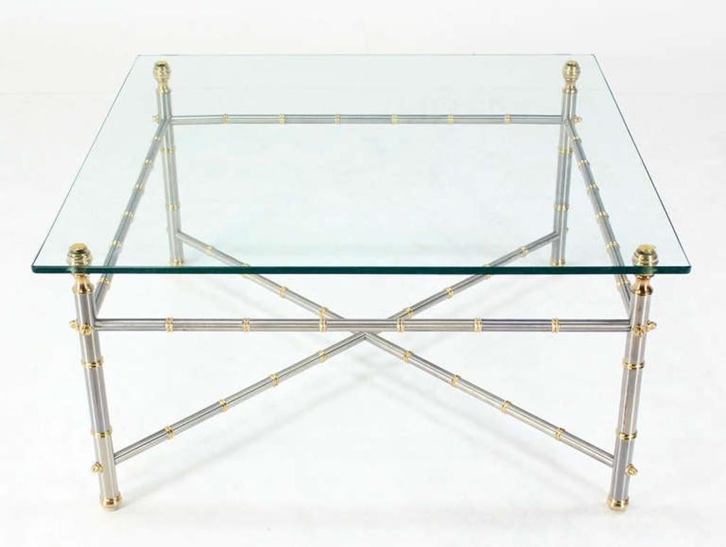 20ième siècle Table basse carrée en métal très fin imitation bambou chromé avec base en laiton et plateau en verre en vente