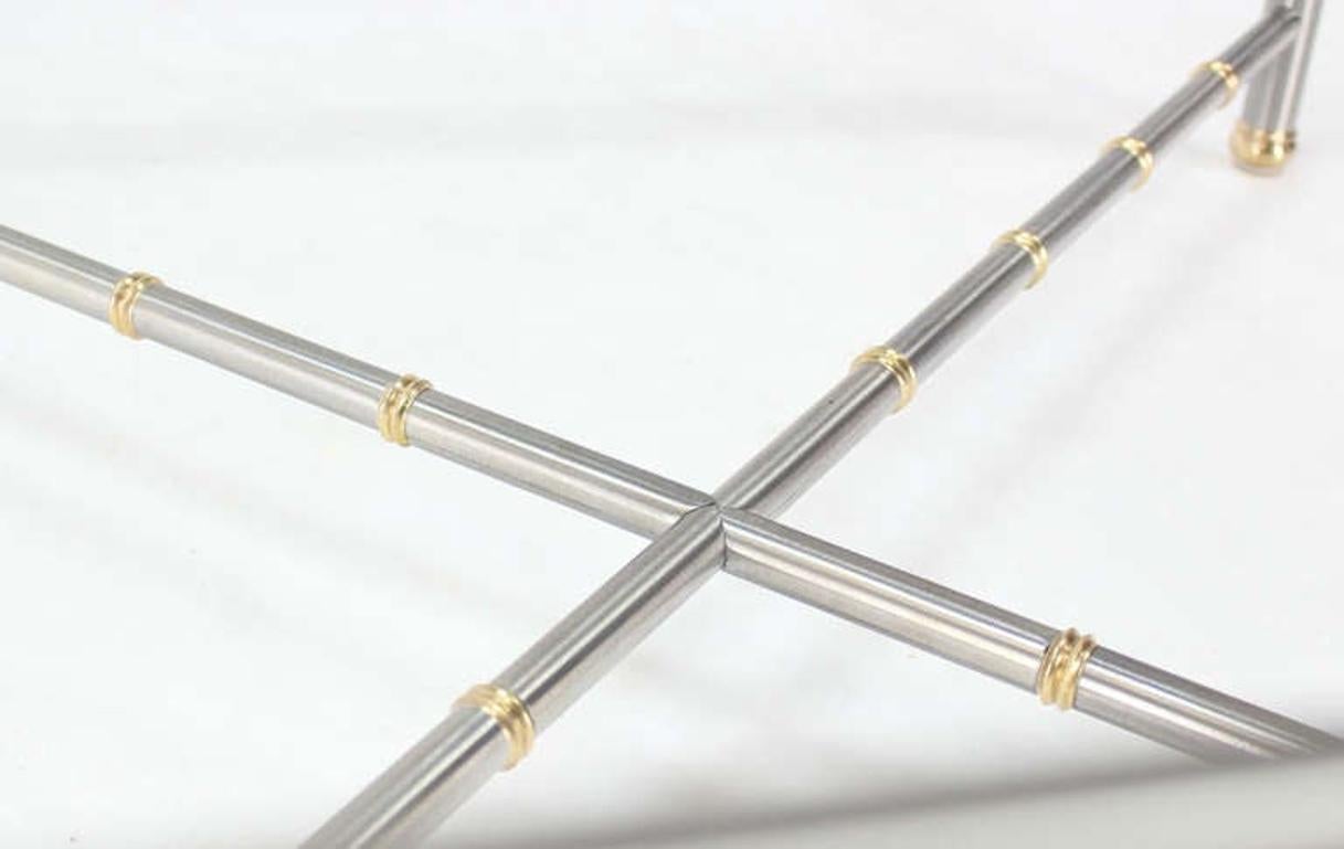 Table basse carrée en métal très fin imitation bambou chromé avec base en laiton et plateau en verre en vente 1