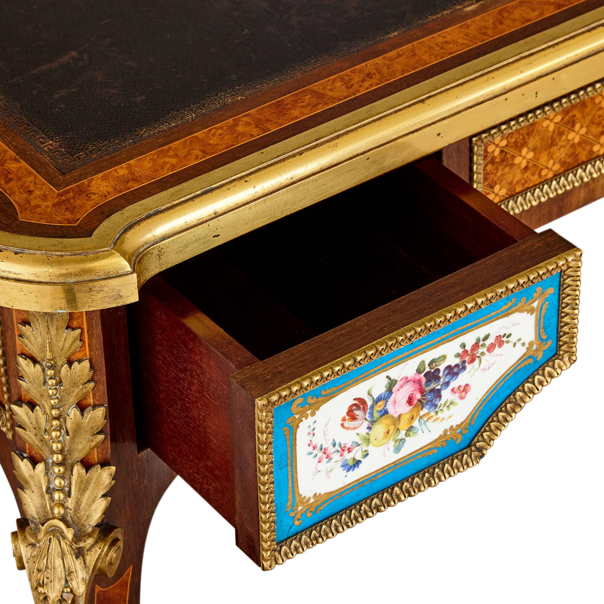 Schreibtisch aus feiner Goldbronze, Porzellan und Intarsien von Henry Dasson (Französisch) im Angebot