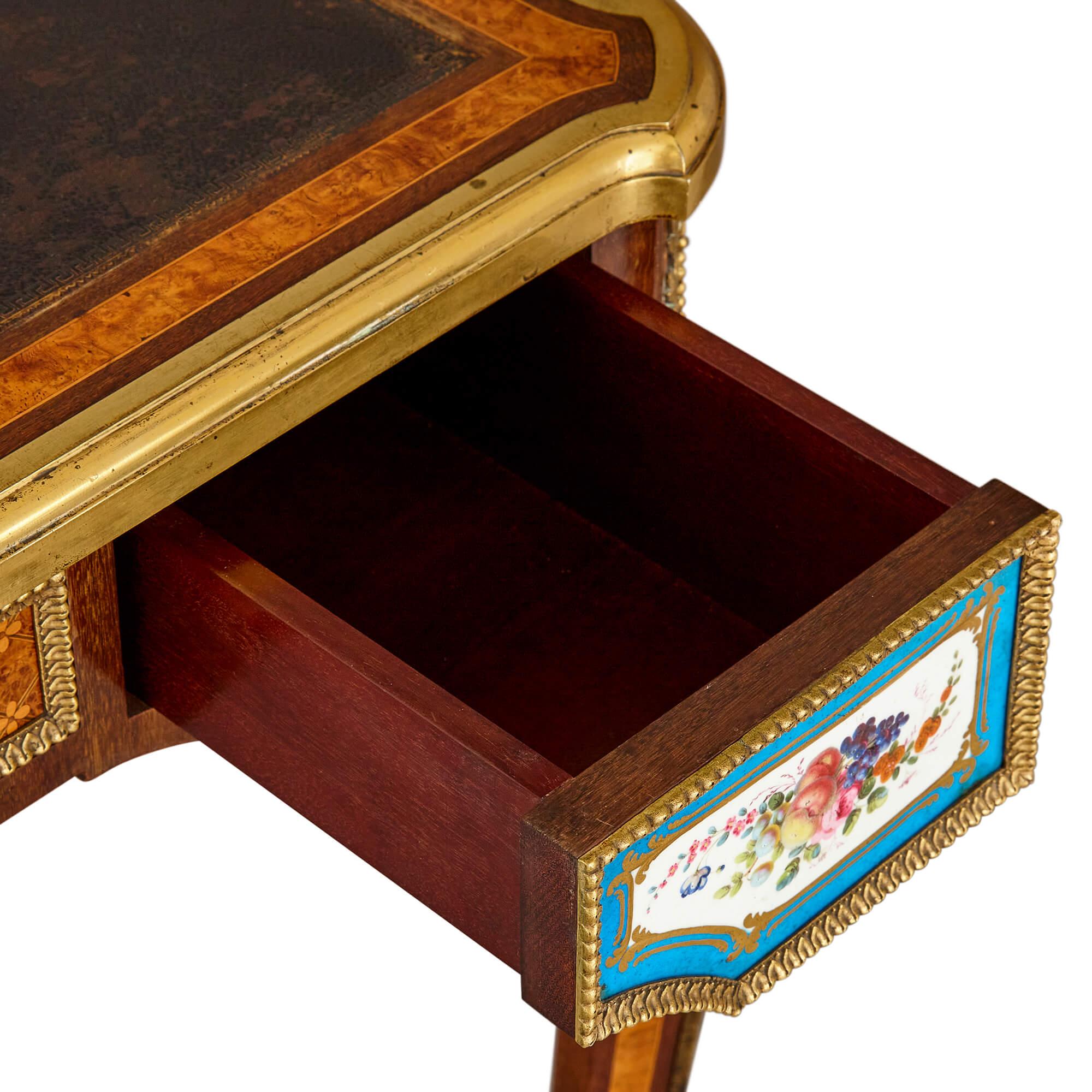 Schreibtisch aus feiner Goldbronze, Porzellan und Intarsien von Henry Dasson (Marketerie) im Angebot