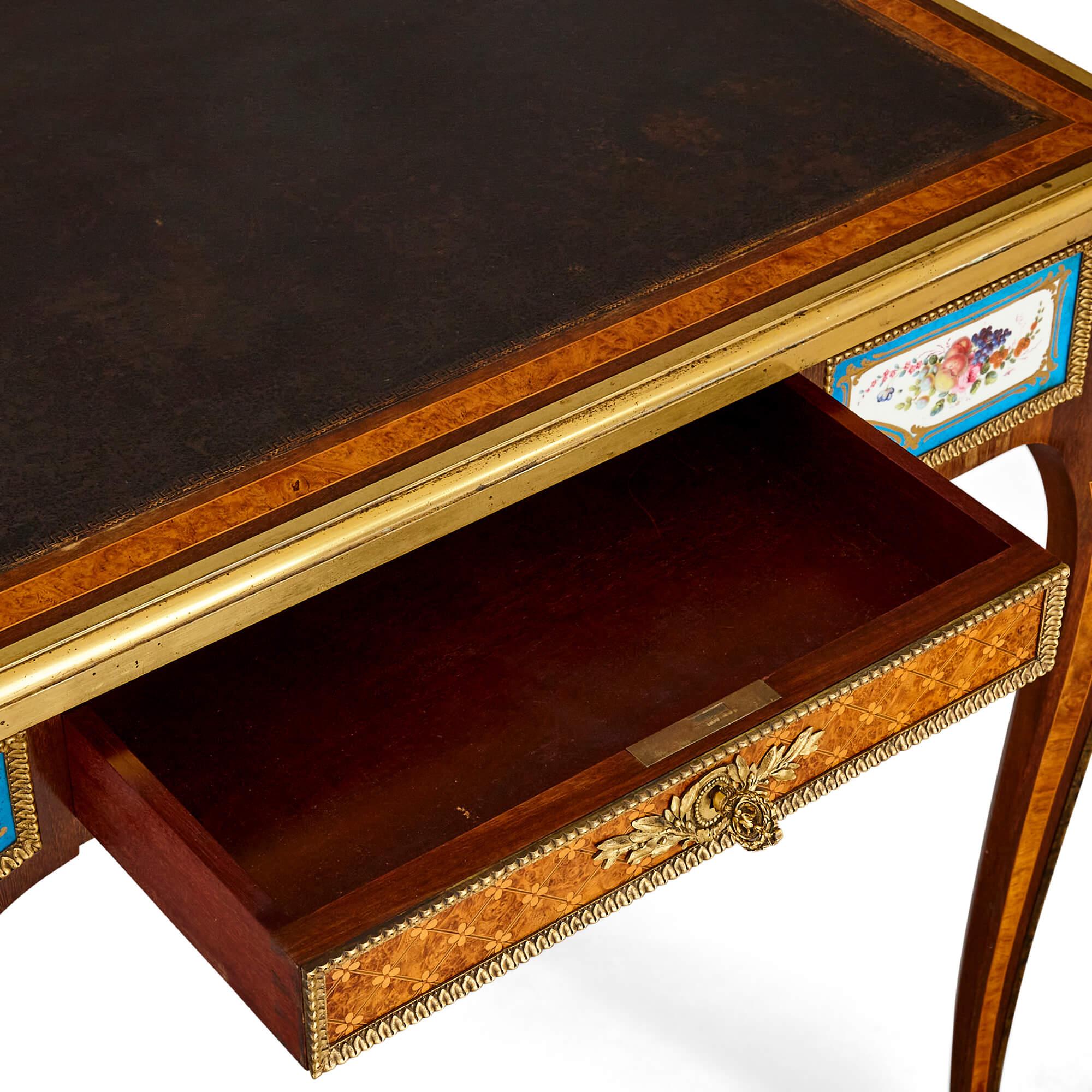 Schreibtisch aus feiner Goldbronze, Porzellan und Intarsien von Henry Dasson im Zustand „Gut“ im Angebot in London, GB