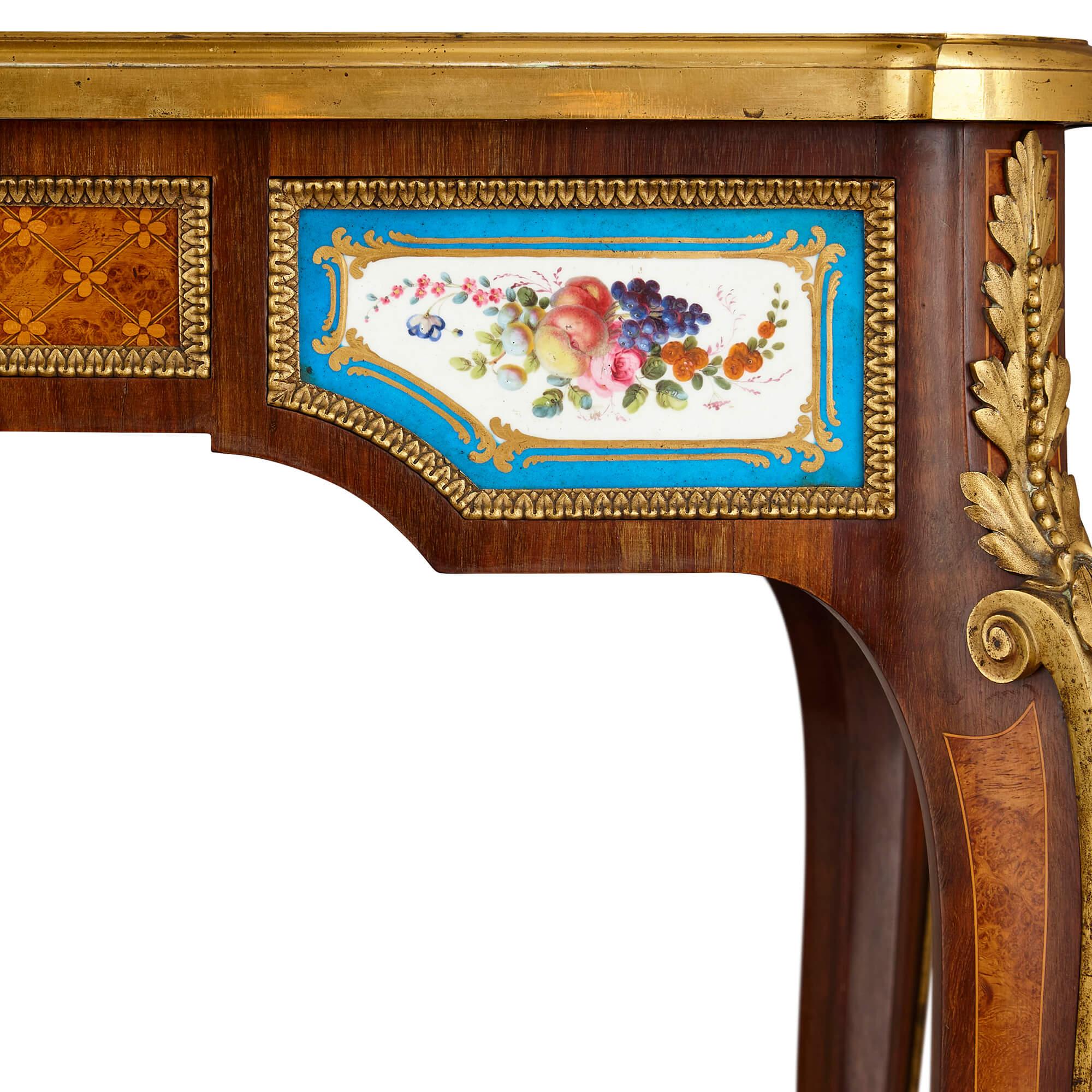 Schreibtisch aus feiner Goldbronze, Porzellan und Intarsien von Henry Dasson (19. Jahrhundert) im Angebot
