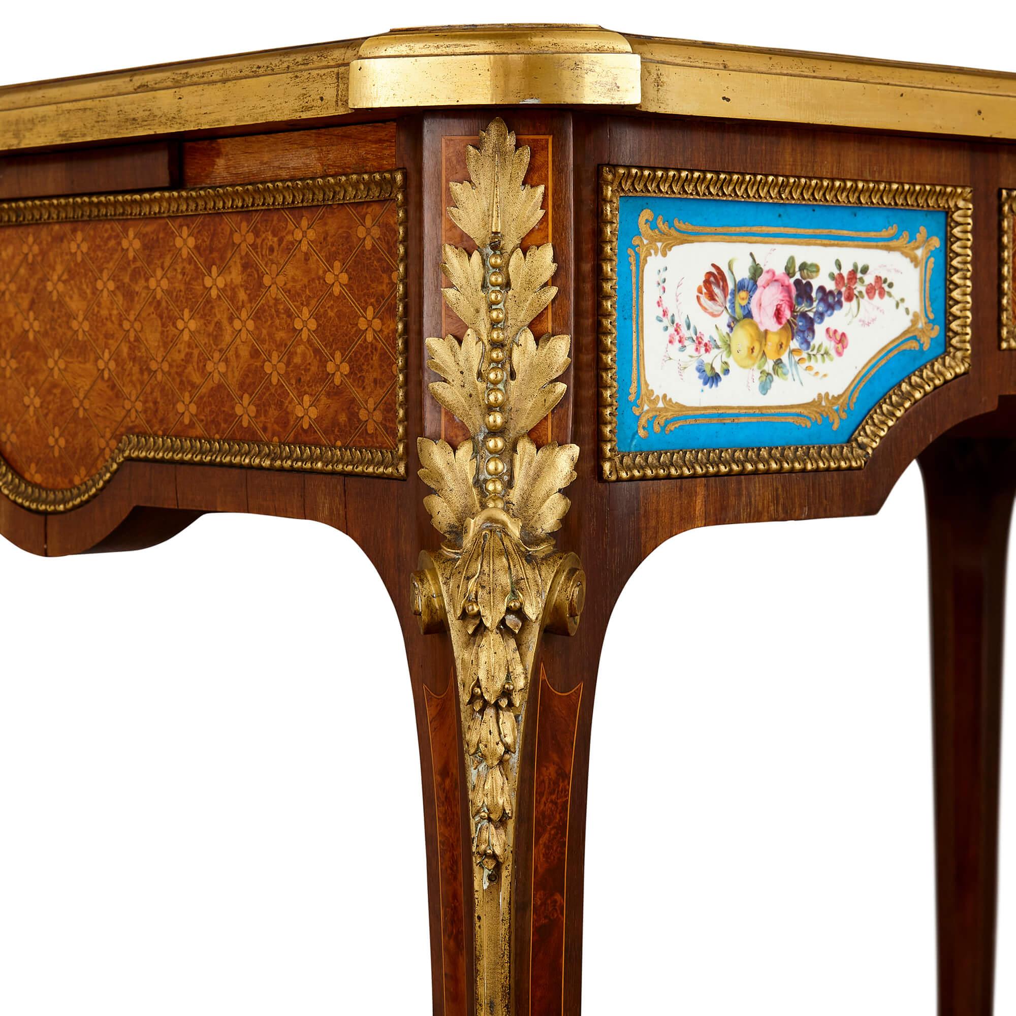 Schreibtisch aus feiner Goldbronze, Porzellan und Intarsien von Henry Dasson (Leder) im Angebot
