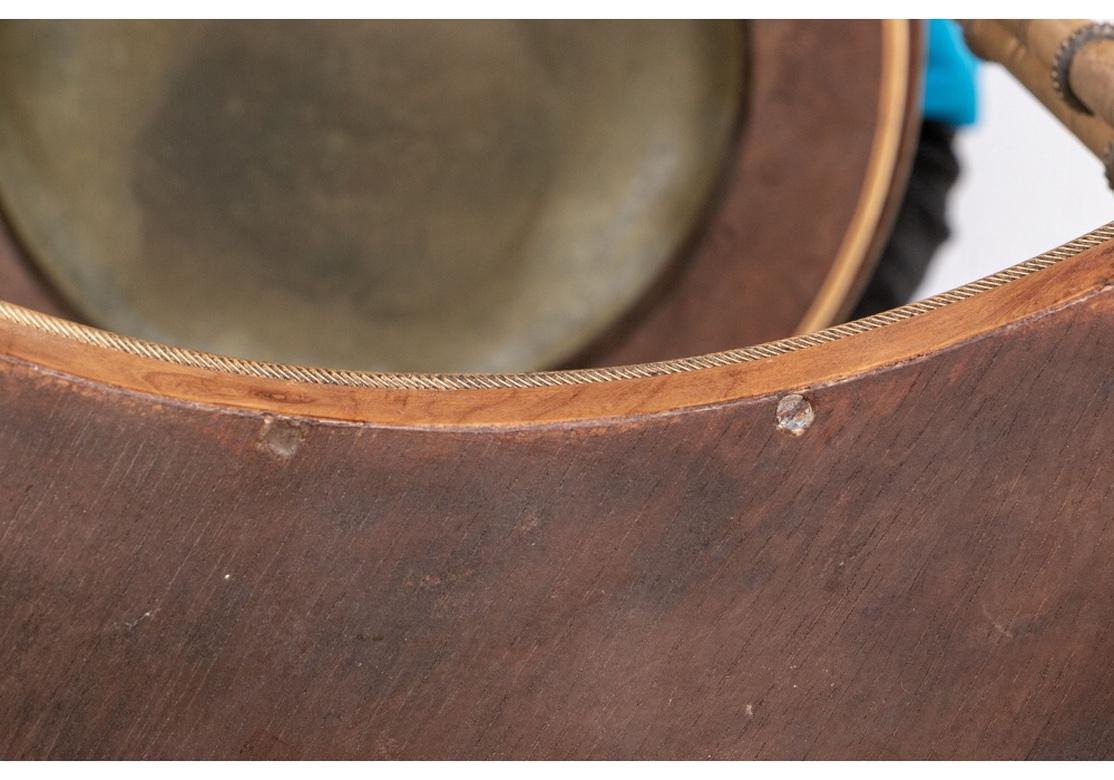 Très belle paire de guéridons en marbre avec plateau en bronze doré d'après Adam Weiswiler en vente 8