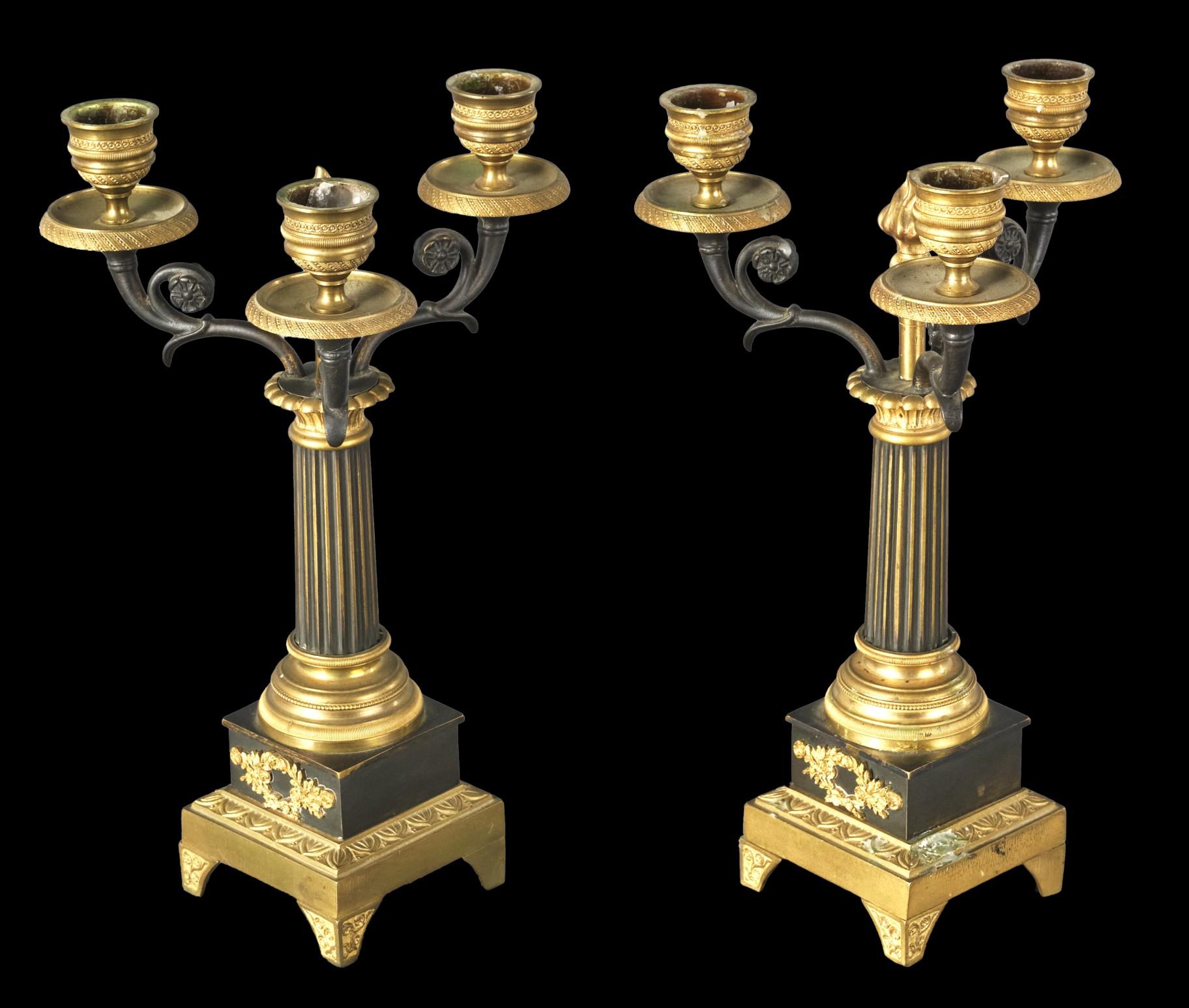 Français Très belle paire de candélabres Empire à trois lumières en bronze doré, vers 1830  en vente