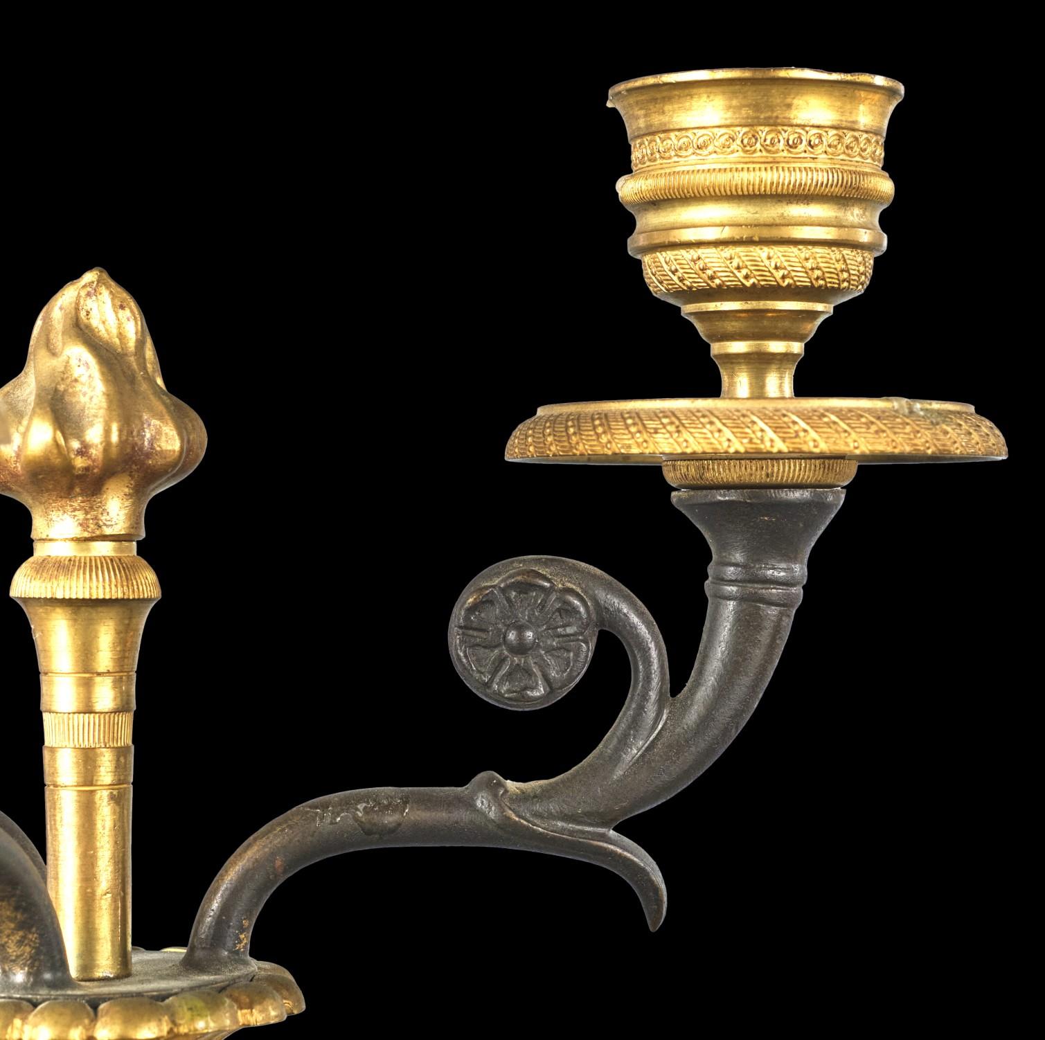 Doré Très belle paire de candélabres Empire à trois lumières en bronze doré, vers 1830  en vente