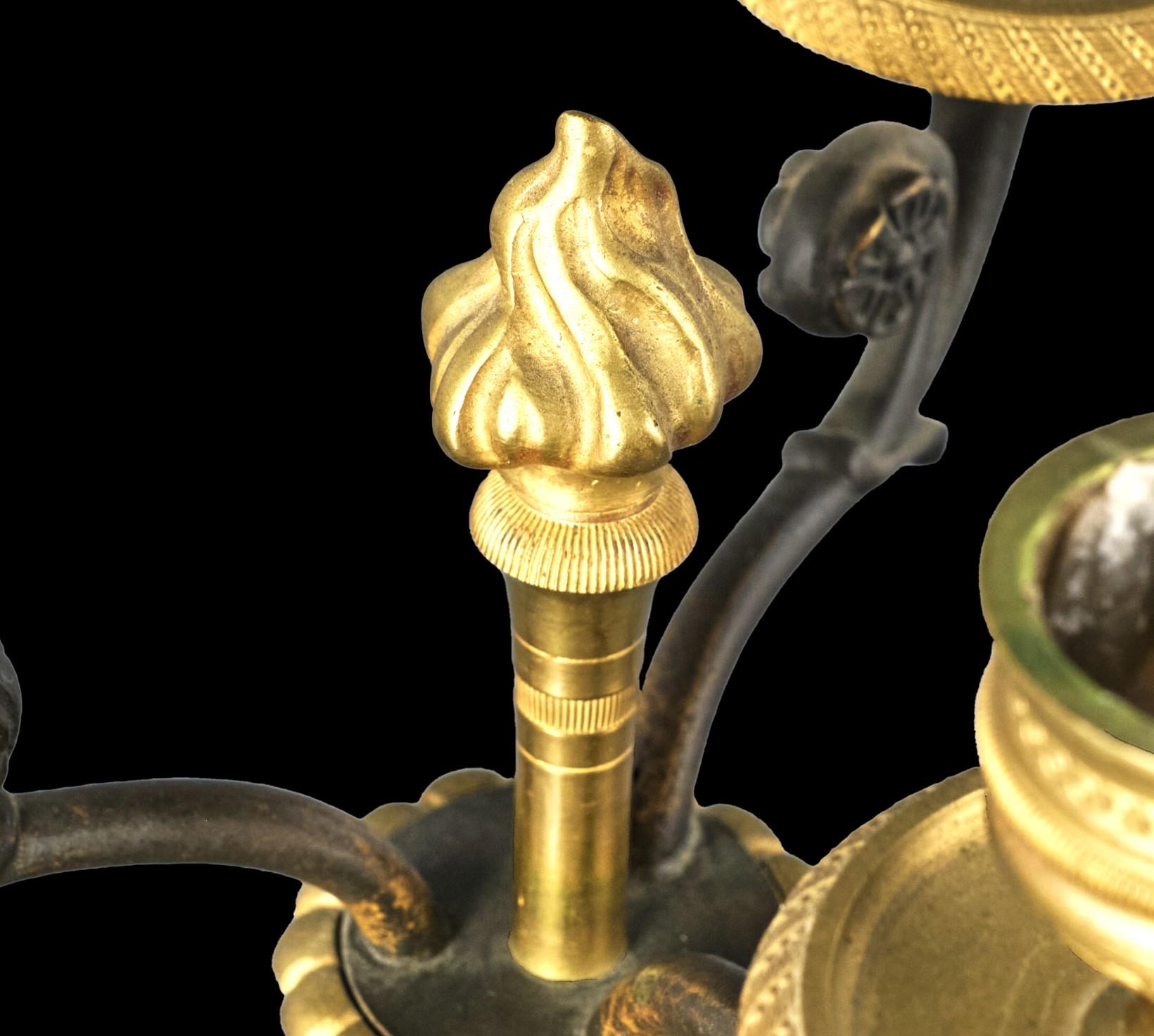 Ein sehr schönes Paar Empire-Kandelaber aus vergoldeter Bronze mit drei Lichtern, teilweise vergoldet, um 1830  im Zustand „Gut“ im Angebot in Ottawa, Ontario