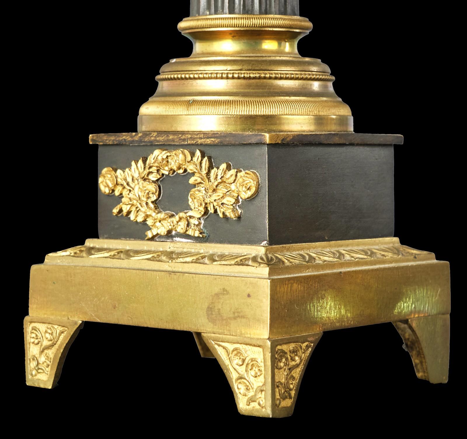 XIXe siècle Très belle paire de candélabres Empire à trois lumières en bronze doré, vers 1830  en vente