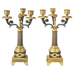 Très belle paire de candélabres Empire à trois lumières en bronze doré, vers 1830 
