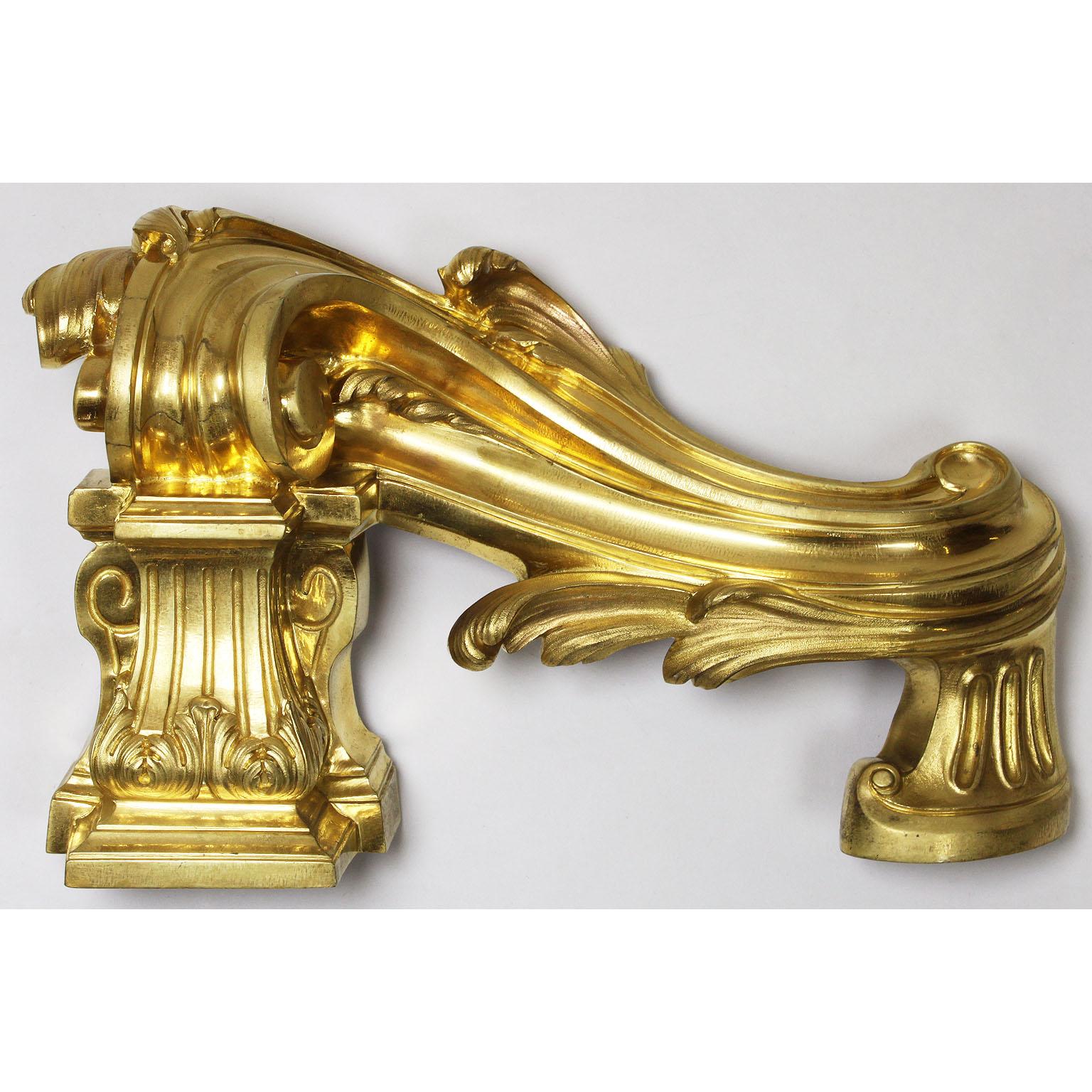 Ein sehr schönes Paar französischer, vergoldeter Bronze-Chenets (Andirons) im Stil von Louis XV des 19. Jahrhunderts, jedes mit einem verschnörkelten Design, erhöht mit Sockeln, Paris, um 1880-1890.

Maße: Länge: 13 Zoll (33 cm).
Höhe: 20 cm (7