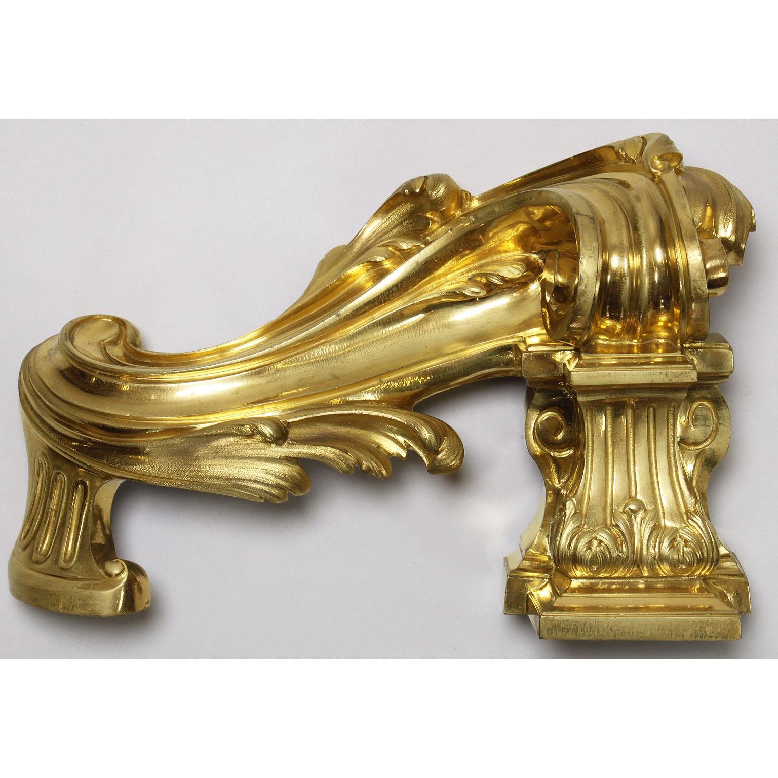 Feines Paar französischer Chenets aus vergoldeter Bronze im Louis XV-Stil des 19. Jahrhunderts (Louis XV.) im Angebot