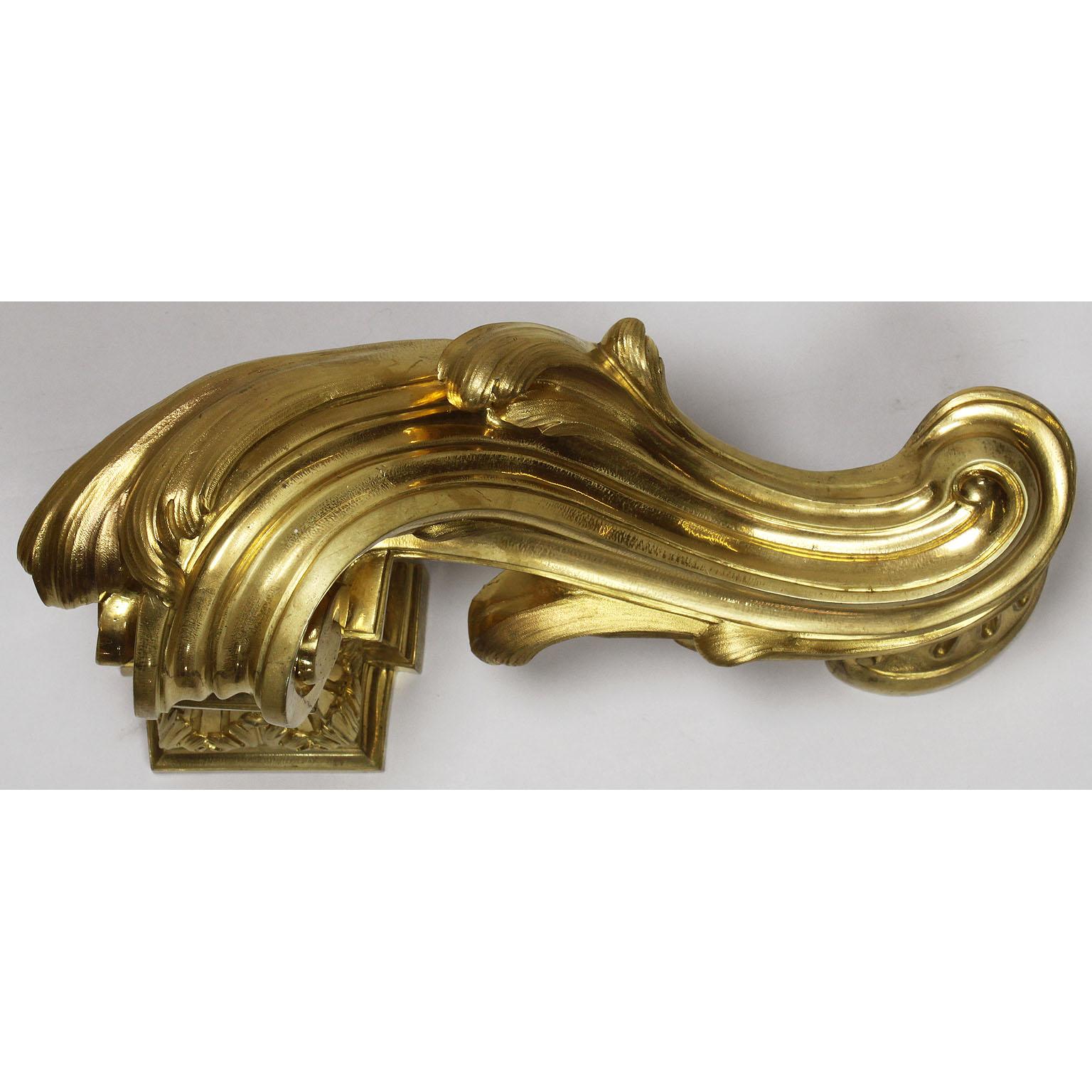Feines Paar französischer Chenets aus vergoldeter Bronze im Louis XV-Stil des 19. Jahrhunderts (Französisch) im Angebot