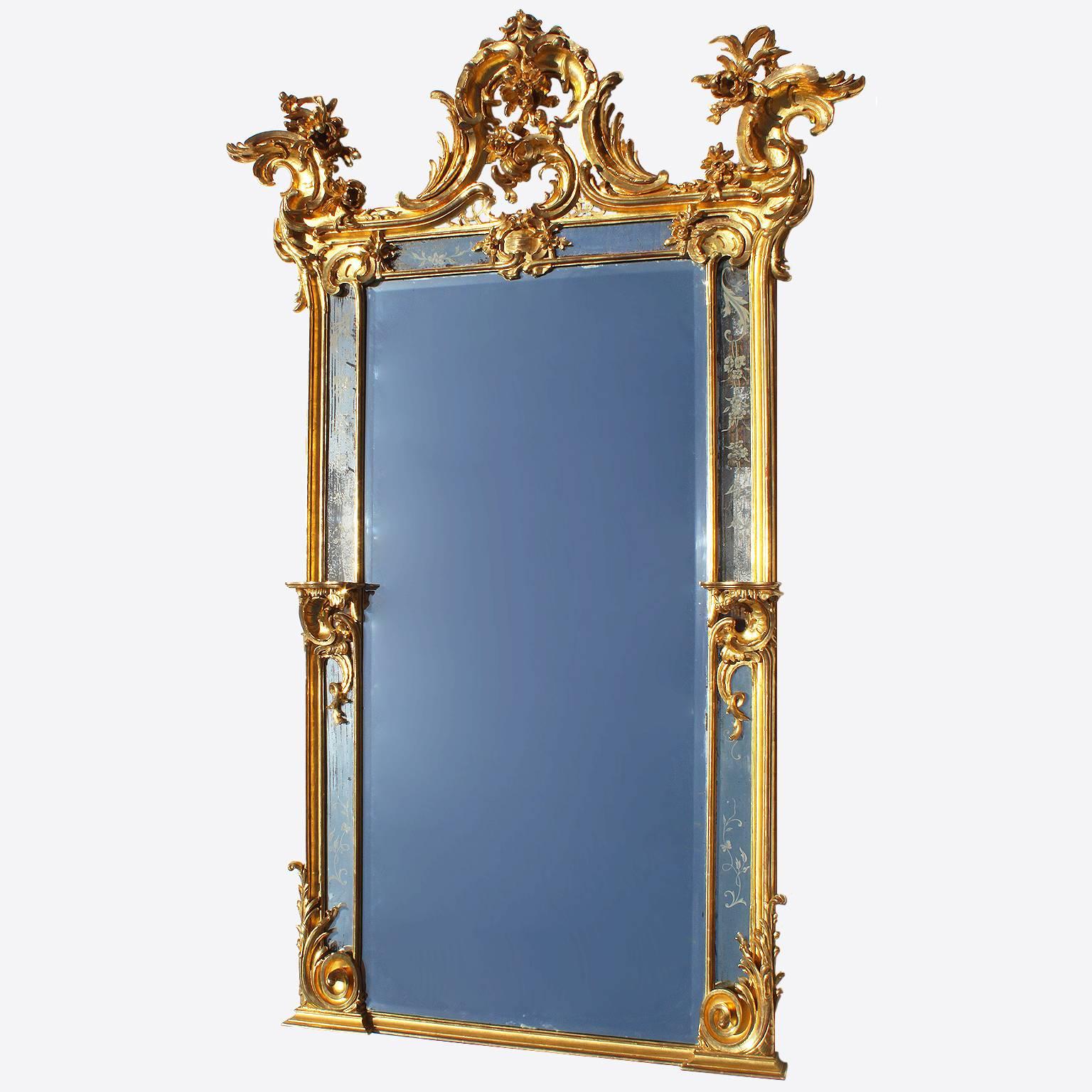 Néo-rococo Très belle paire de miroirs de pilier de style rococo français du 19ème siècle en bois doré sculpté en vente