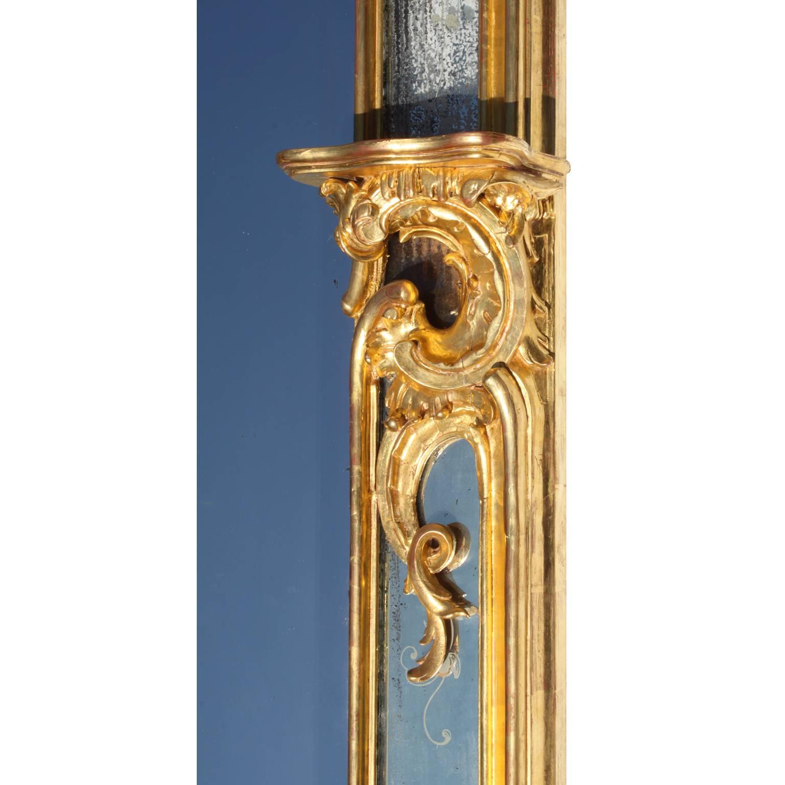 Très belle paire de miroirs de pilier de style rococo français du 19ème siècle en bois doré sculpté en vente 2