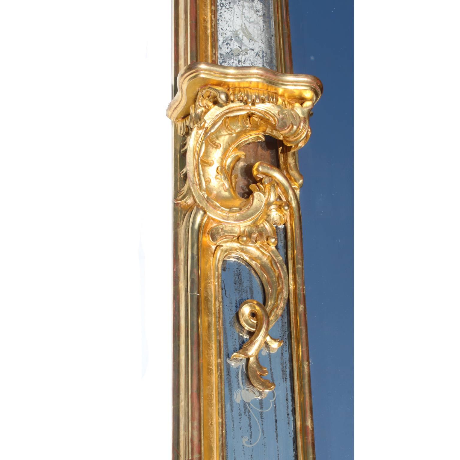 Très belle paire de miroirs de pilier de style rococo français du 19ème siècle en bois doré sculpté en vente 3