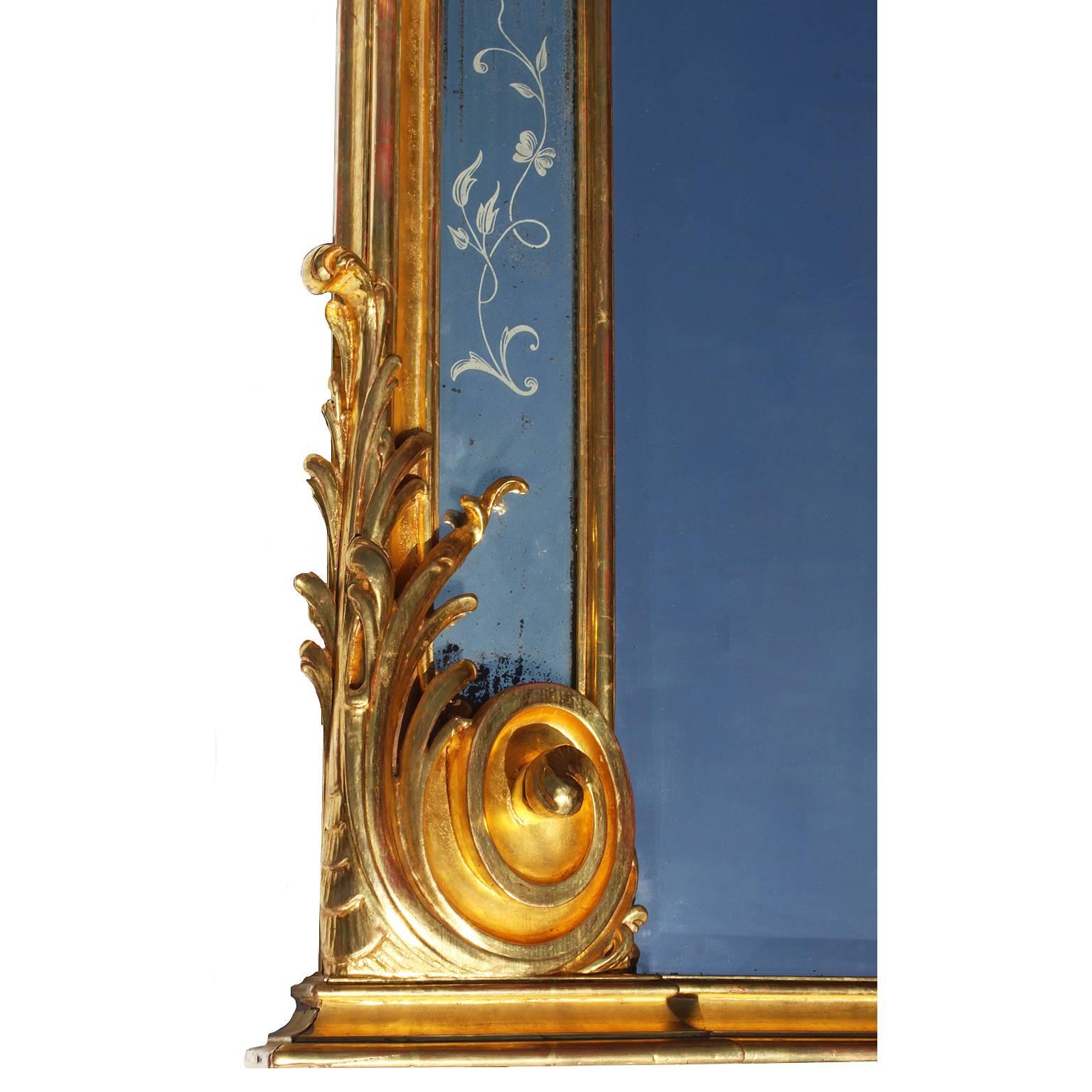 Très belle paire de miroirs de pilier de style rococo français du 19ème siècle en bois doré sculpté en vente 4