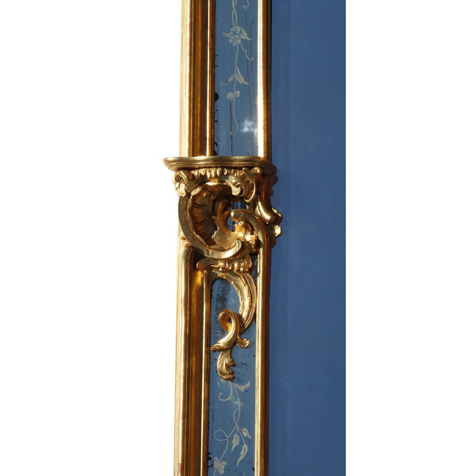 Très belle paire de miroirs de pilier de style rococo français du 19ème siècle en bois doré sculpté en vente 6