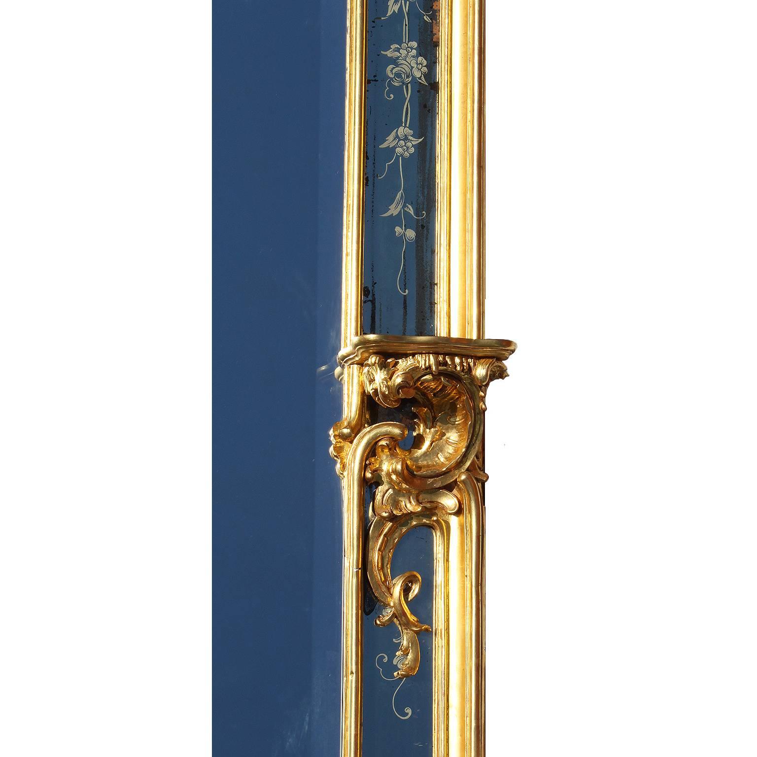 Très belle paire de miroirs de pilier de style rococo français du 19ème siècle en bois doré sculpté en vente 7