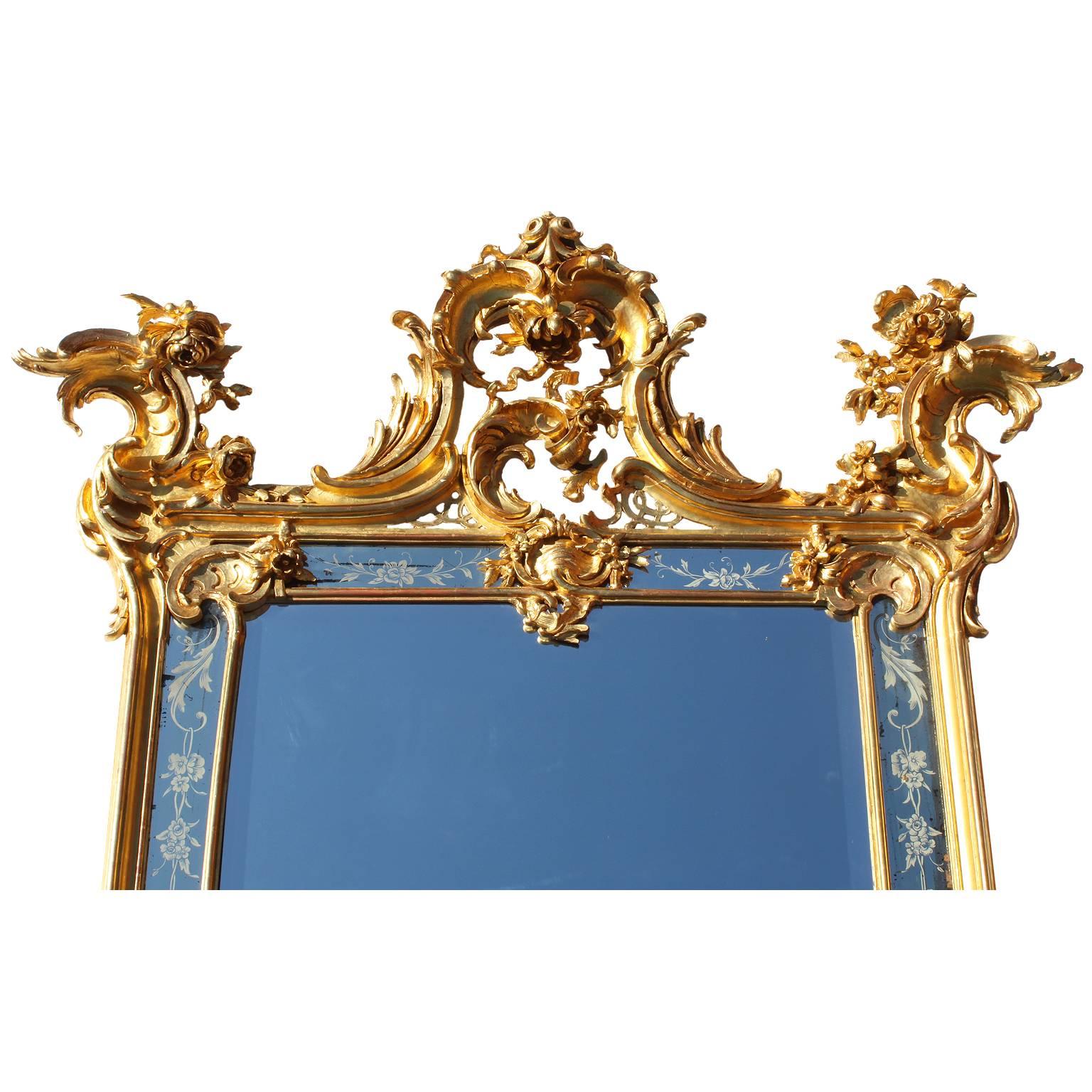 Biseauté Très belle paire de miroirs de pilier de style rococo français du 19ème siècle en bois doré sculpté en vente