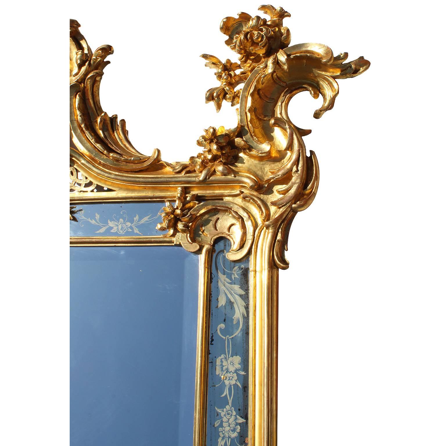 Très belle paire de miroirs de pilier de style rococo français du 19ème siècle en bois doré sculpté État moyen - En vente à Los Angeles, CA