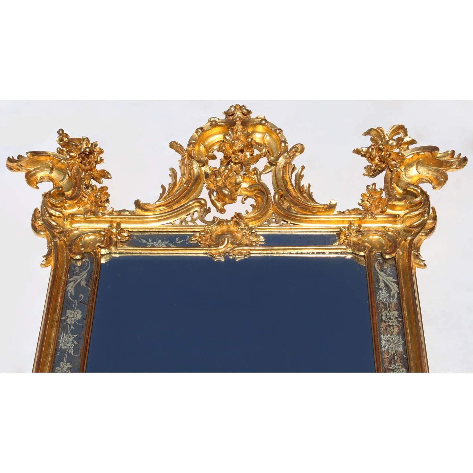 Miroir Très belle paire de miroirs de pilier de style rococo français du 19ème siècle en bois doré sculpté en vente