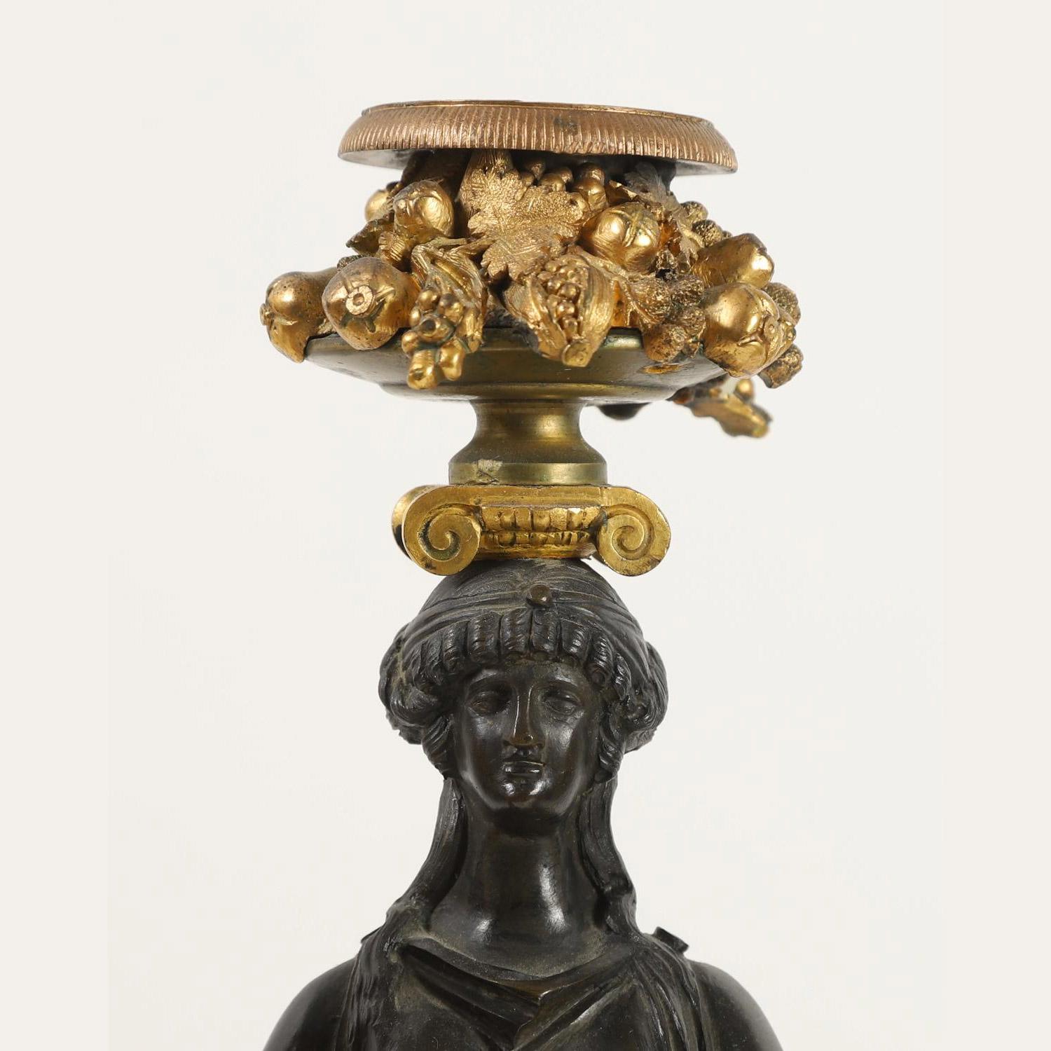 Très belle paire de candélabres Empire français à trois lumières en bronze doré et patiné

Origine : Français
Date : 19ème siècle
Dimension : 19 pouces de haut.
