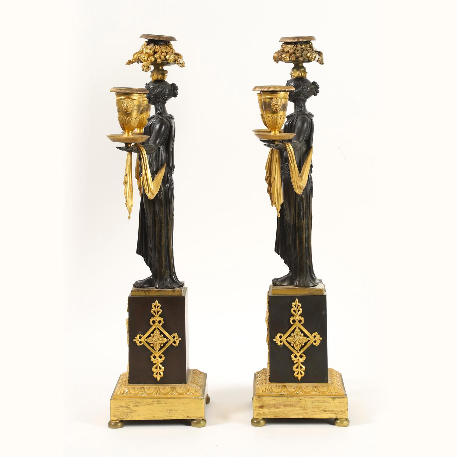 Très belle paire de candélabres figuratifs de l'Empire français à trois lumières Bon état - En vente à New York, NY