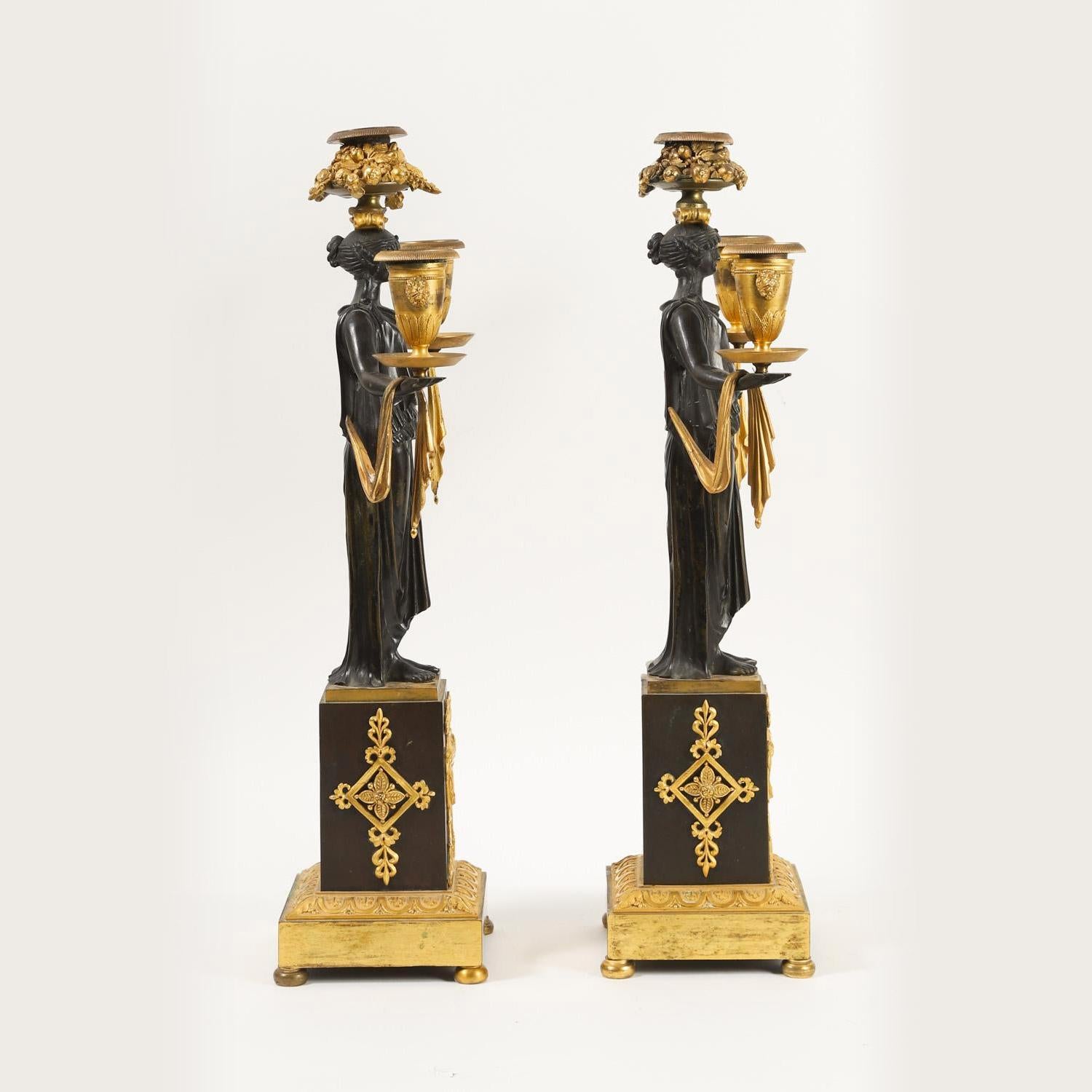 Bronze Très belle paire de candélabres figuratifs de l'Empire français à trois lumières en vente
