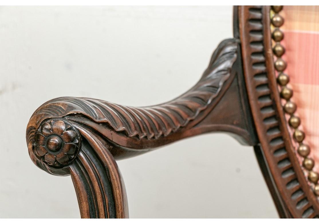 Très belle paire de fauteuils de style français traités sur mesure en vente 3