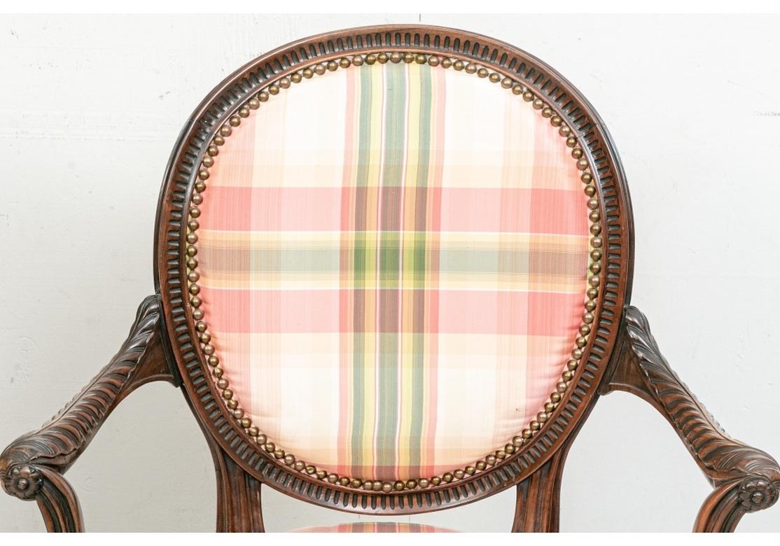 Très belle paire de fauteuils de style français traités sur mesure en vente 4