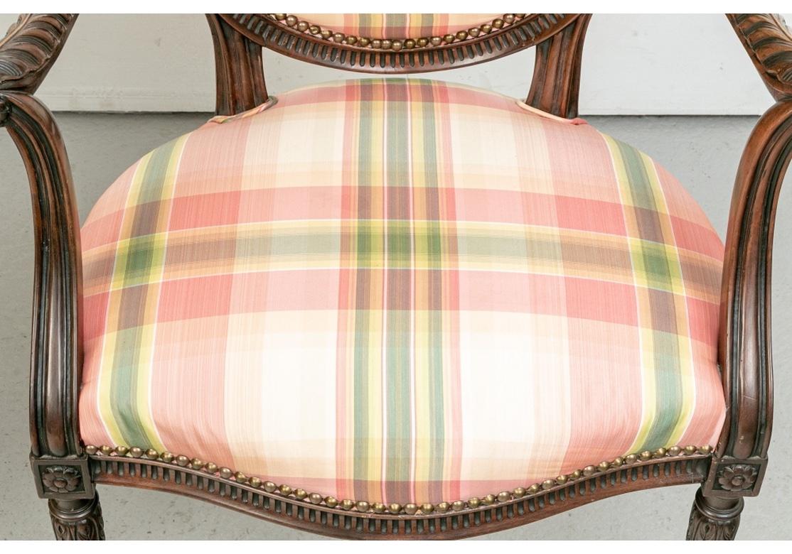 Très belle paire de fauteuils de style français traités sur mesure en vente 7