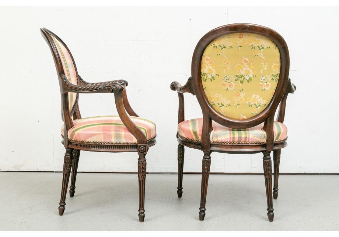 Très belle paire de fauteuils de style français traités sur mesure en vente 8