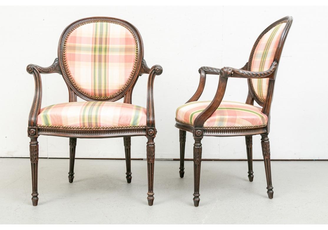 20ième siècle Très belle paire de fauteuils de style français traités sur mesure en vente